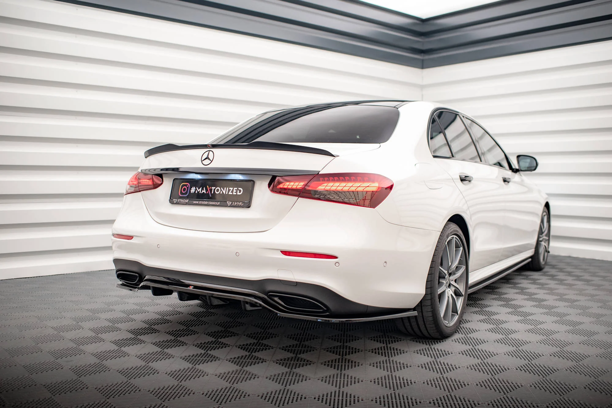 CENTRAL REAR SPLITTER (WITH VERTICAL BARS) MERCEDES-BENZ E AMG-LINE W213 FACELIFT - Image 6