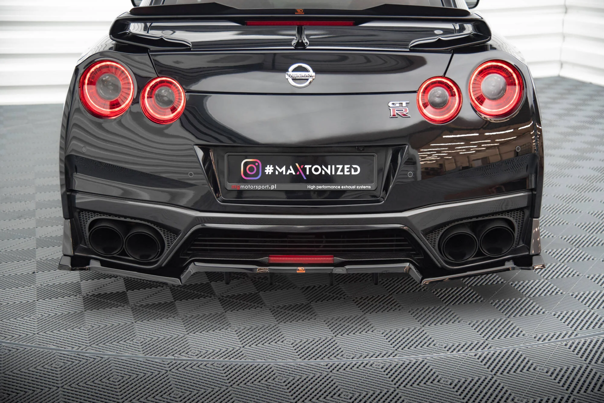 CENTRAL REAR SPLITTER (WITH VERTICAL BARS) NISSAN GTR R35 FACELIFT - Image 2