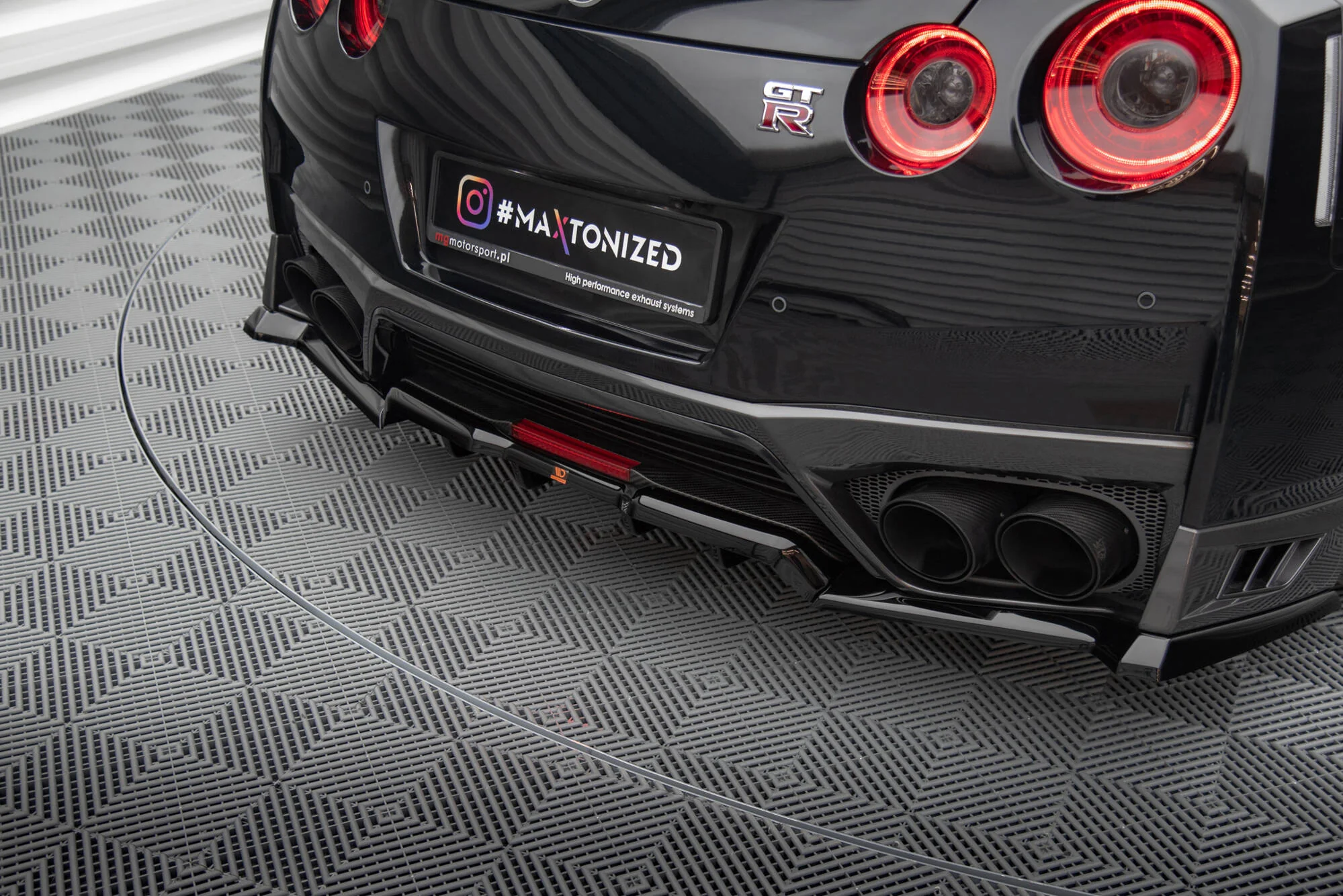 CENTRAL REAR SPLITTER (WITH VERTICAL BARS) NISSAN GTR R35 FACELIFT - Image 4