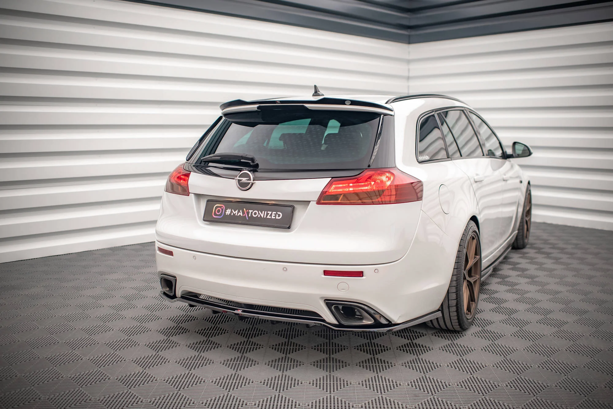 CENTRAL REAR SPLITTER (WITH VERTICAL BARS) OPEL INSIGNIA ESTATE OPC MK1 - Image 2