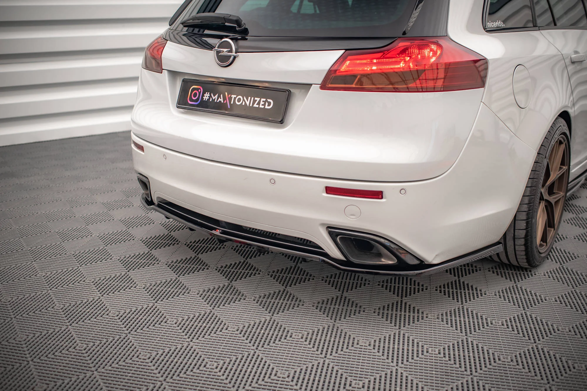 CENTRAL REAR SPLITTER (WITH VERTICAL BARS) OPEL INSIGNIA ESTATE OPC MK1 - Image 3