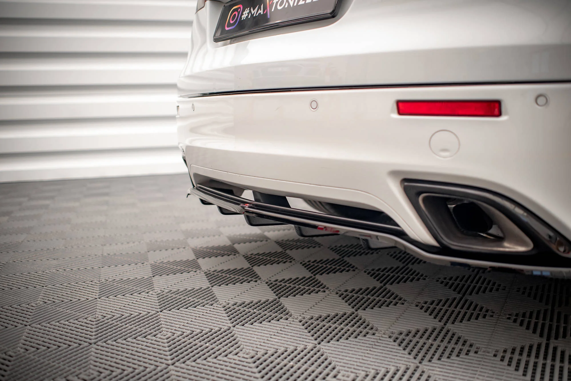 CENTRAL REAR SPLITTER (WITH VERTICAL BARS) OPEL INSIGNIA ESTATE OPC MK1 - Image 4