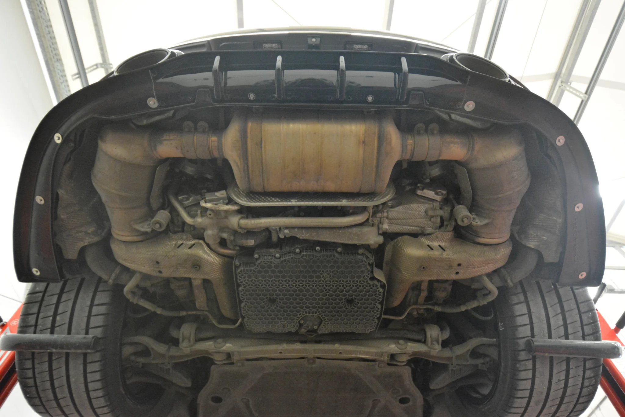 CENTRAL REAR SPLITTER (WITH VERTICAL BARS) PORSCHE 911 CARRERA 4S 992 - Image 7