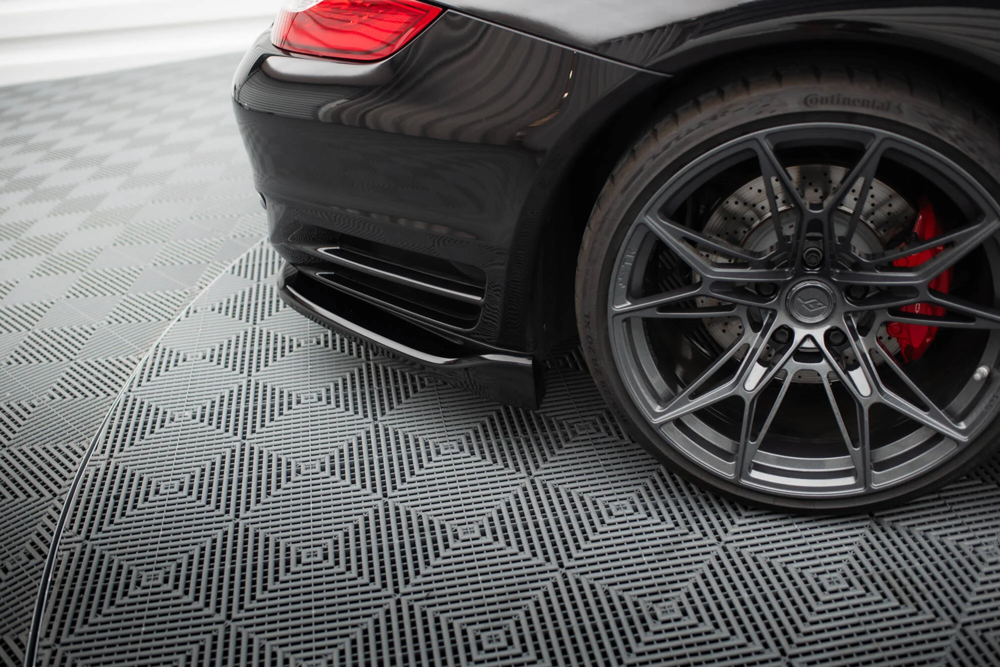 CENTRAL REAR SPLITTER (WITH VERTICAL BARS) PORSCHE 911 TURBO 997 - Image 5