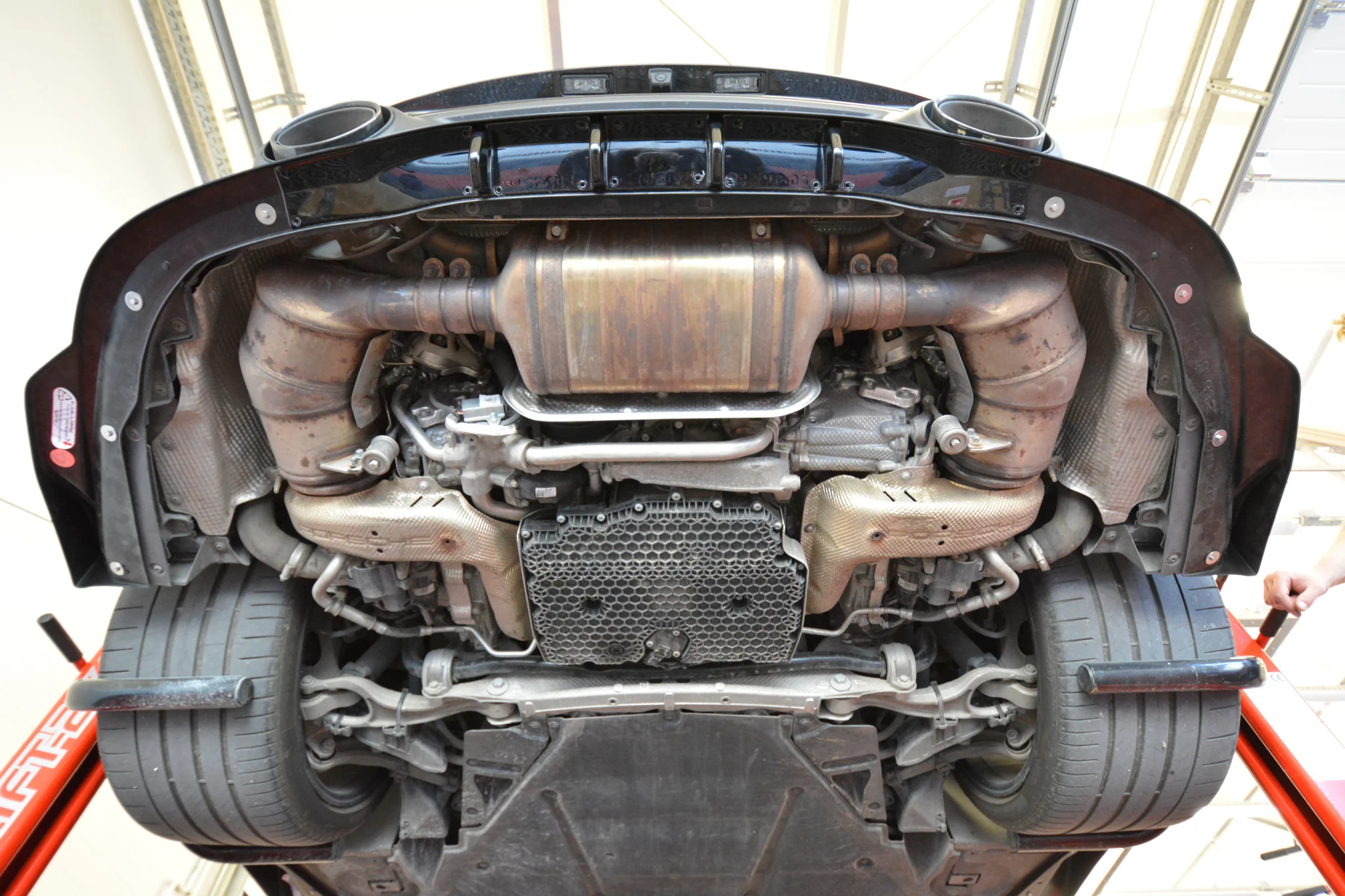 CENTRAL REAR SPLITTER (WITH VERTICAL BARS) PORSCHE 911 TURBO S 992 - Image 10