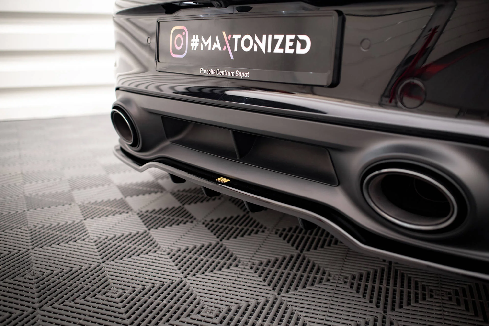 CENTRAL REAR SPLITTER (WITH VERTICAL BARS) PORSCHE 911 TURBO S 992 - Image 4