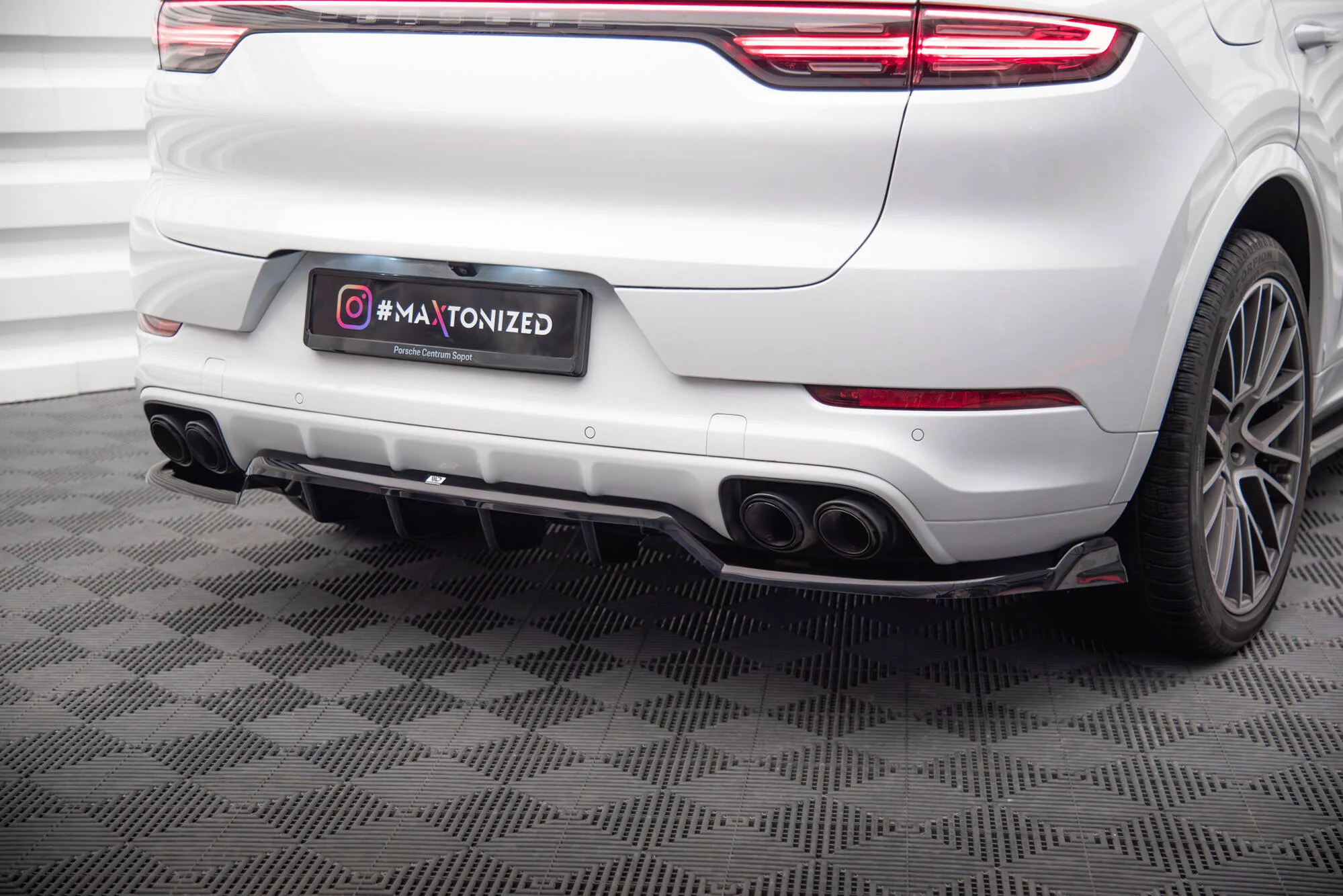 CENTRAL REAR SPLITTER (WITH VERTICAL BARS) PORSCHE CAYENNE COUPE MK3 - Image 3
