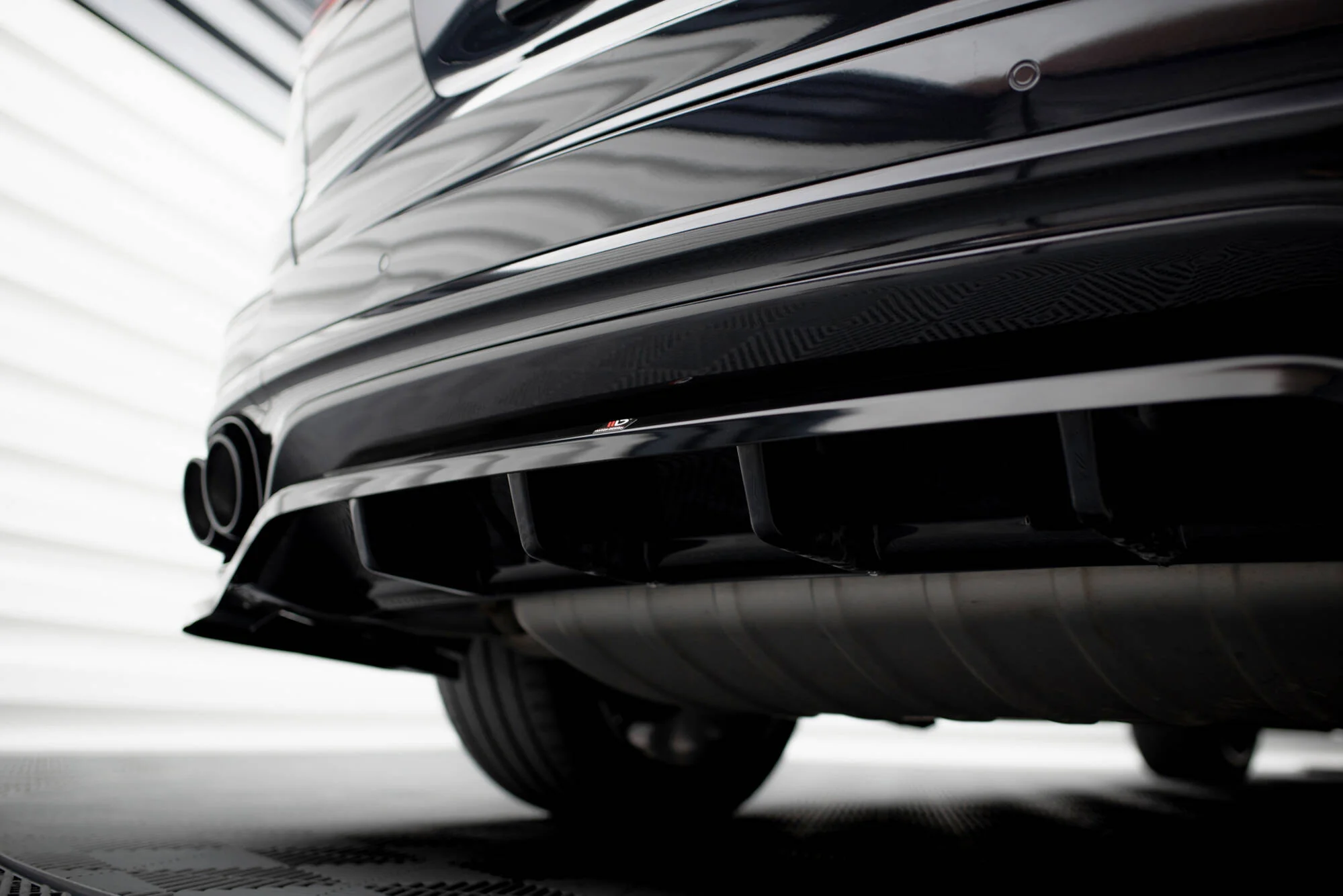 CENTRAL REAR SPLITTER (WITH VERTICAL BARS) PORSCHE CAYENNE MK2 FACELIFT - Image 4