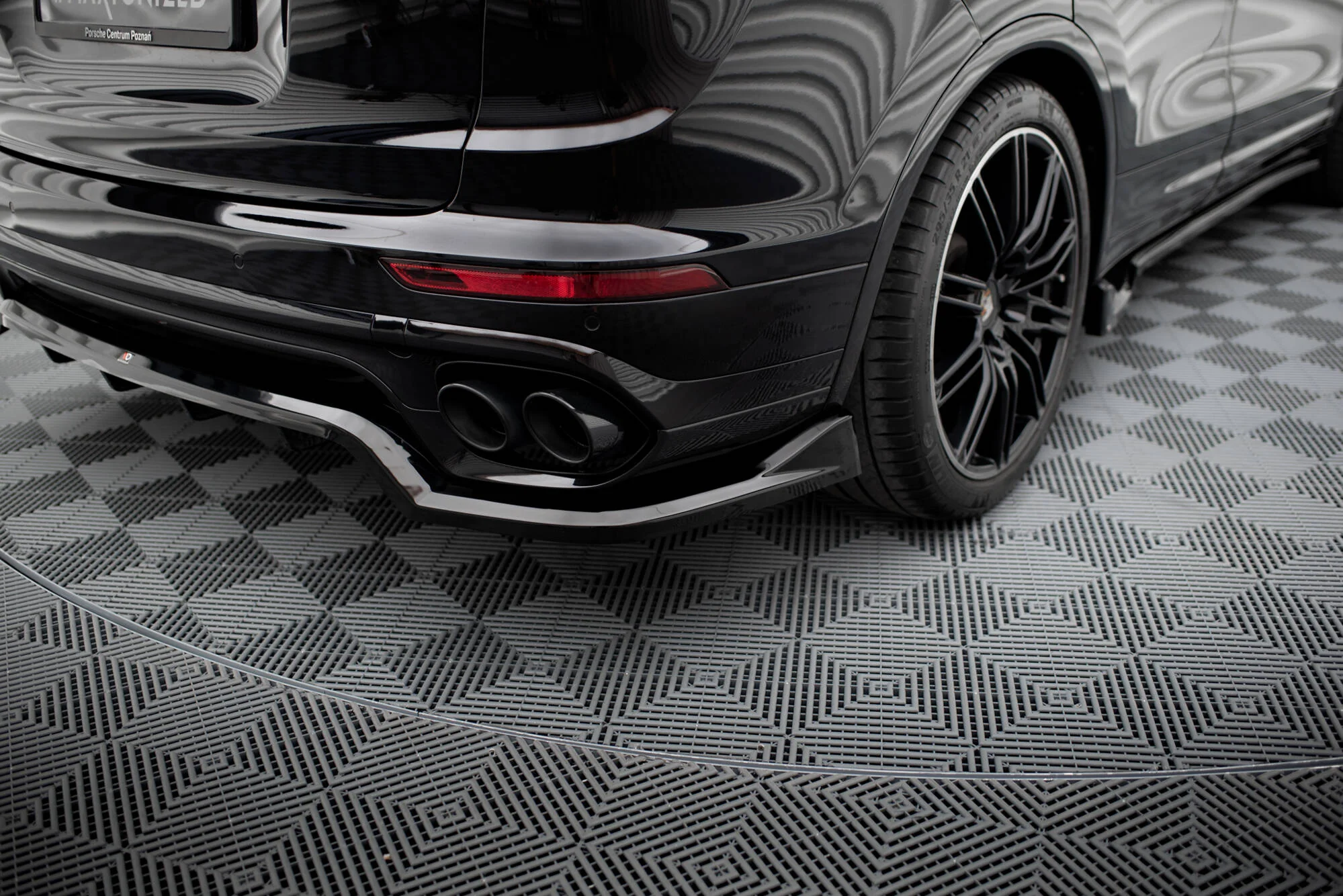 CENTRAL REAR SPLITTER (WITH VERTICAL BARS) PORSCHE CAYENNE MK2 FACELIFT - Image 5