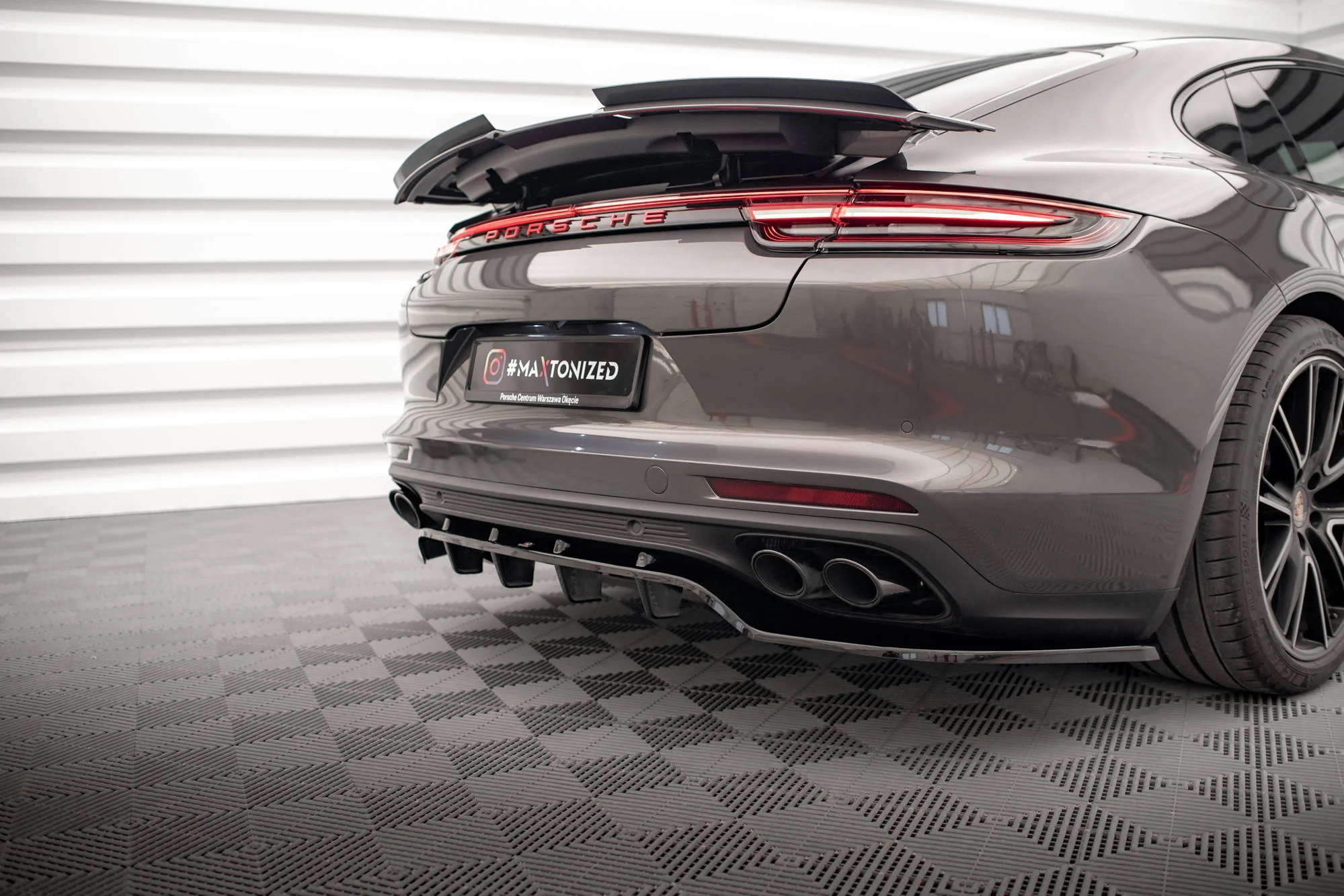 CENTRAL REAR SPLITTER (WITH VERTICAL BARS) PORSCHE PANAMERA 971 Turbo S E-HYBRID / E-Hybrid - Image 4
