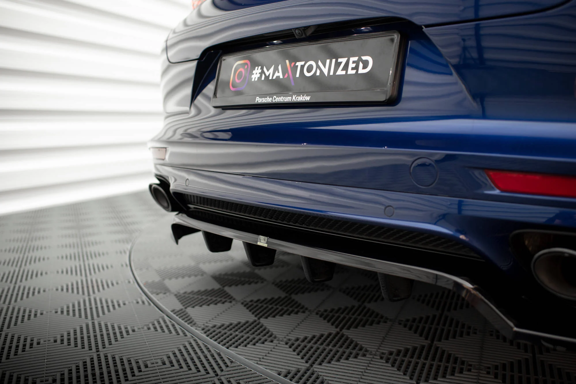 CENTRAL REAR SPLITTER (WITH VERTICAL BARS) PORSCHE PANAMERA E-HYBRID 971 FACELIFT - Image 4