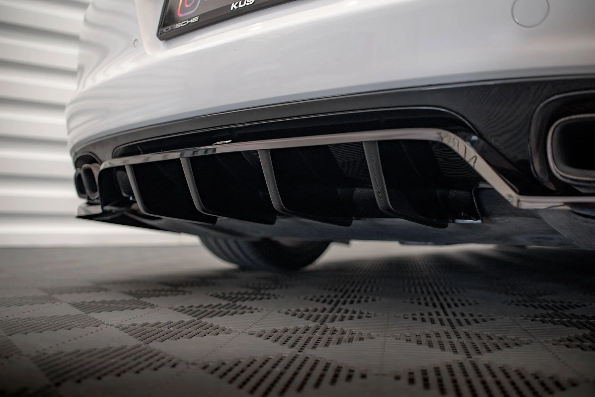 CENTRAL REAR SPLITTER (WITH VERTICAL BARS) PORSCHE PANAMERA TURBO 970 - Image 2