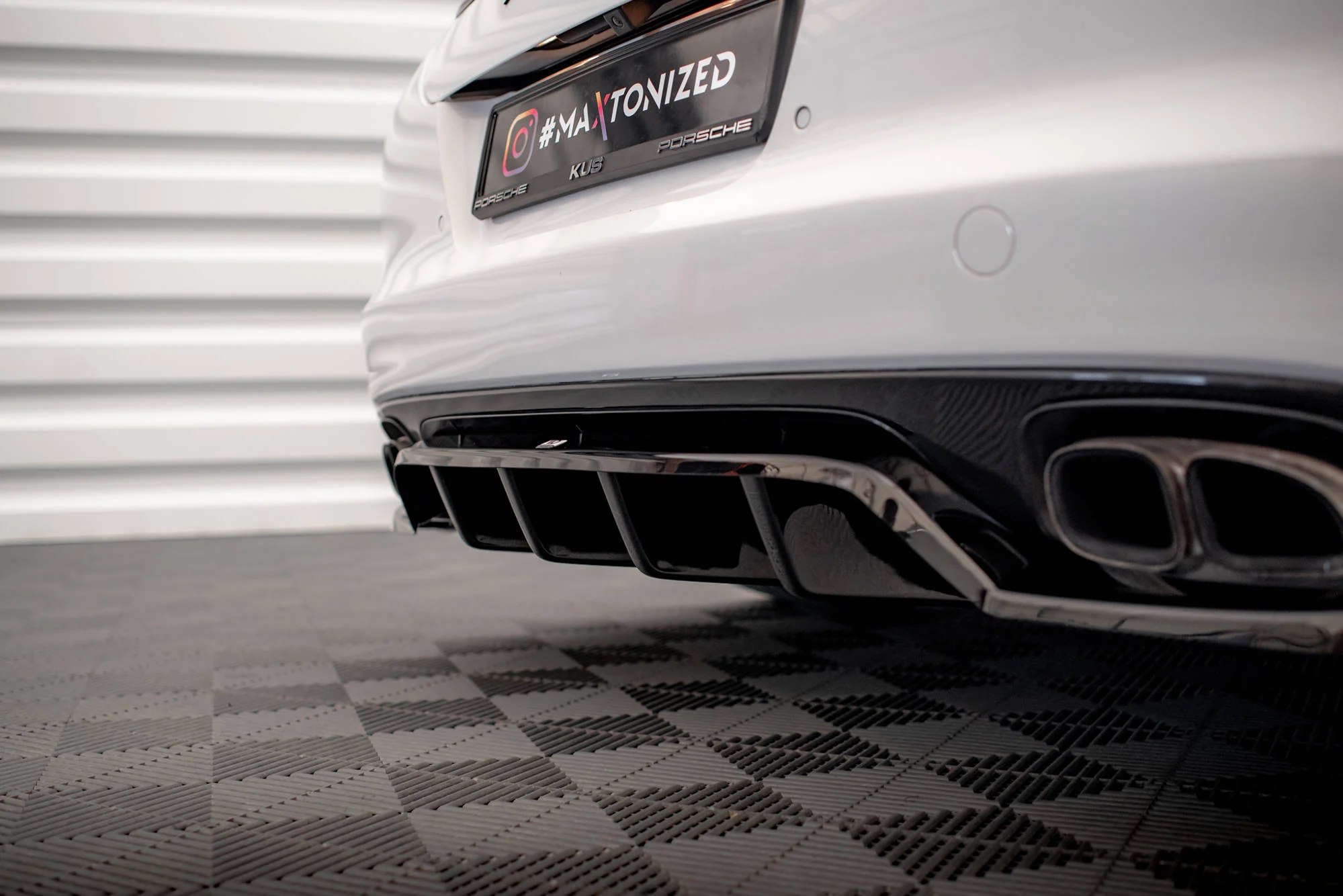 CENTRAL REAR SPLITTER (WITH VERTICAL BARS) PORSCHE PANAMERA TURBO 970 - Image 3