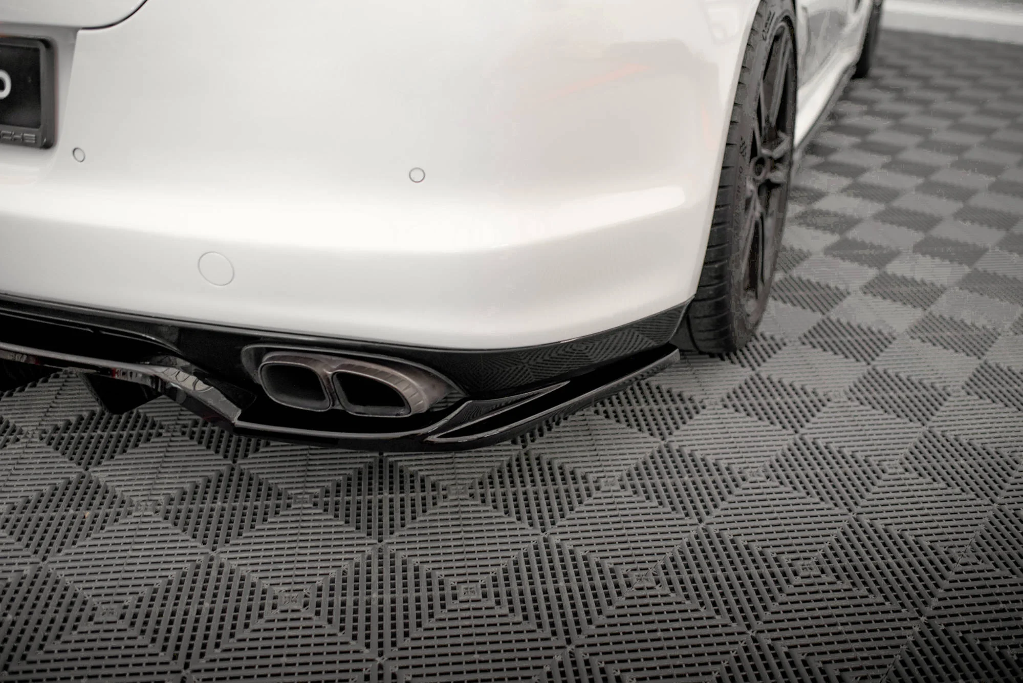 CENTRAL REAR SPLITTER (WITH VERTICAL BARS) PORSCHE PANAMERA TURBO 970 - Image 4