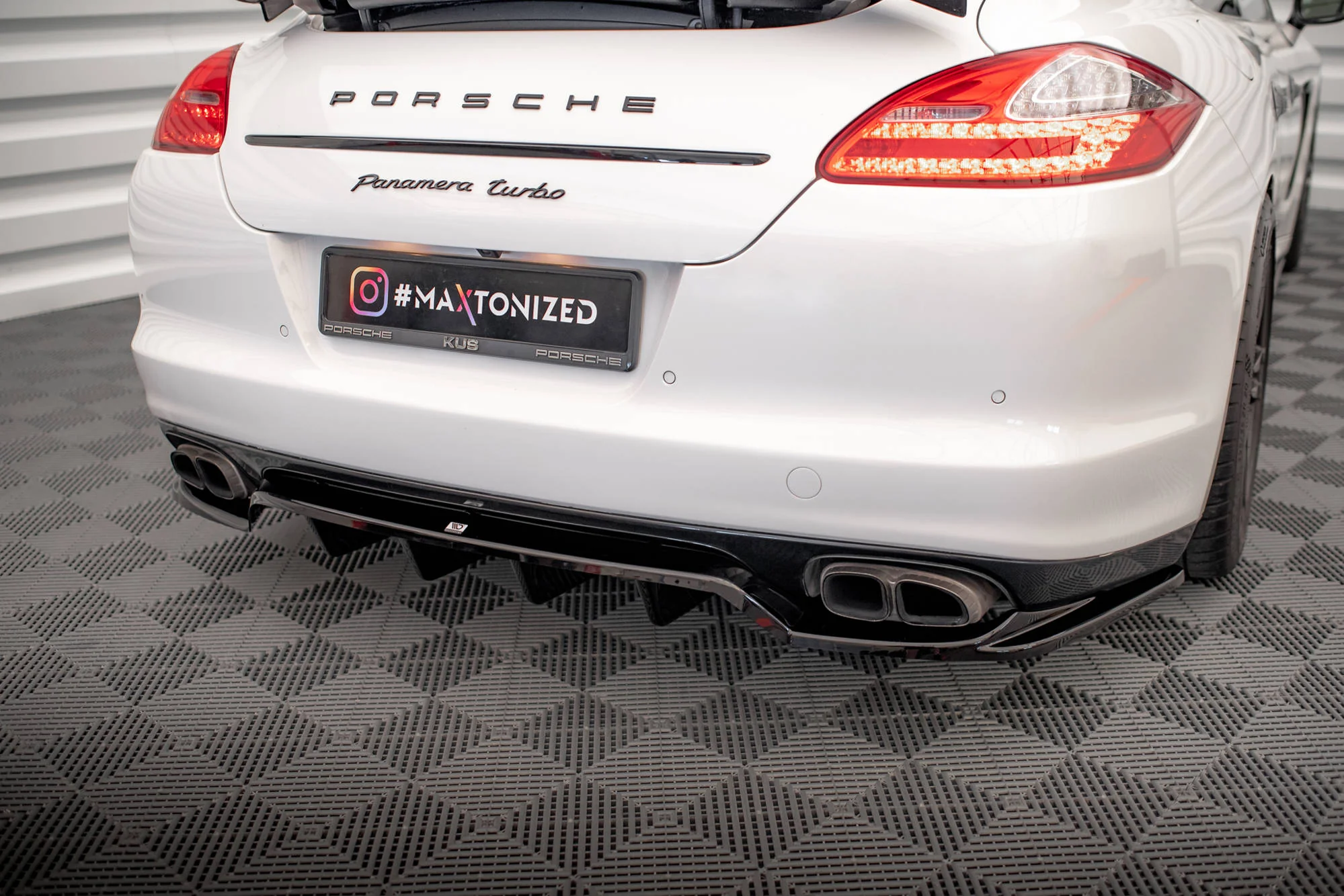 CENTRAL REAR SPLITTER (WITH VERTICAL BARS) PORSCHE PANAMERA TURBO 970 - Image 5