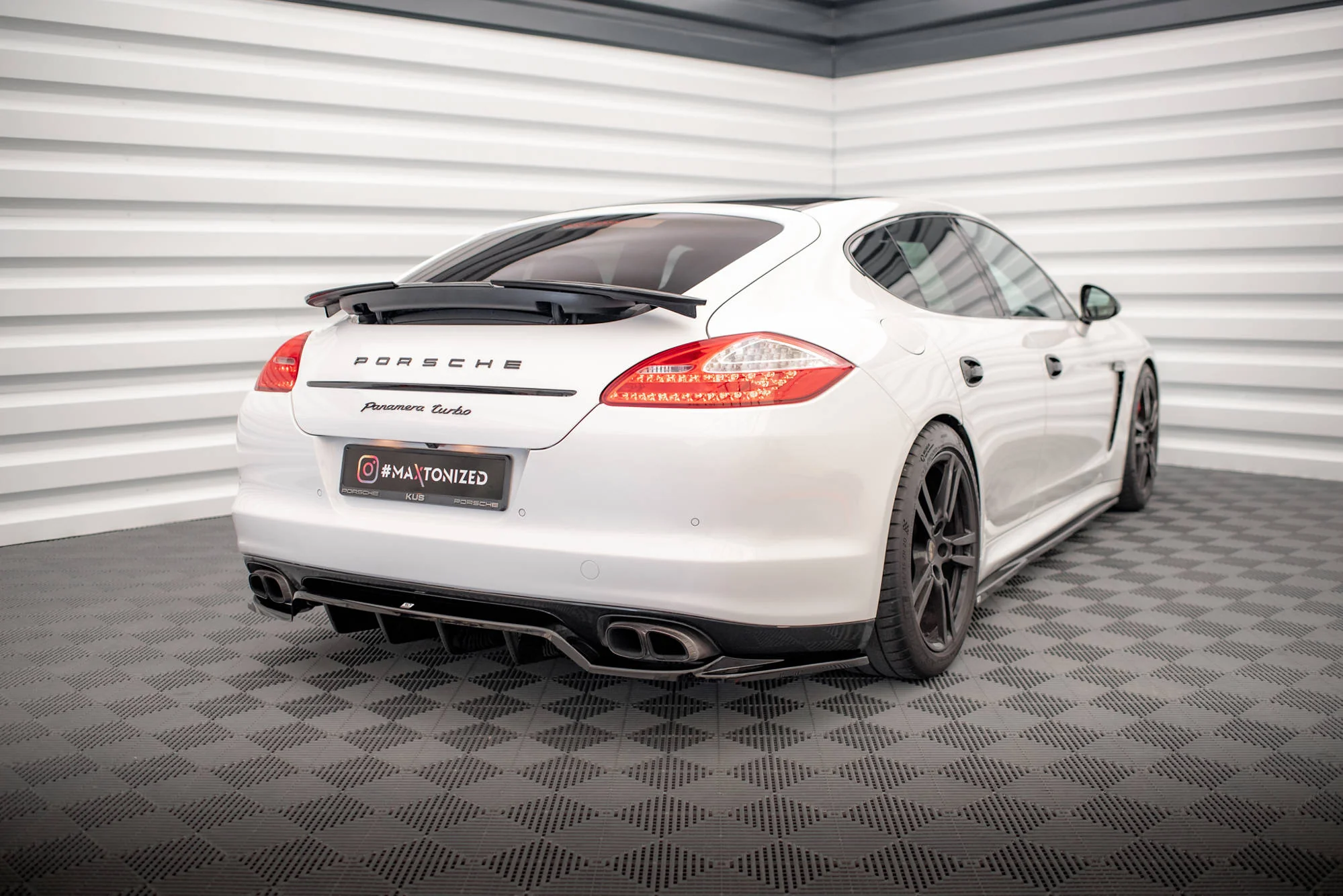 CENTRAL REAR SPLITTER (WITH VERTICAL BARS) PORSCHE PANAMERA TURBO 970 - Image 6