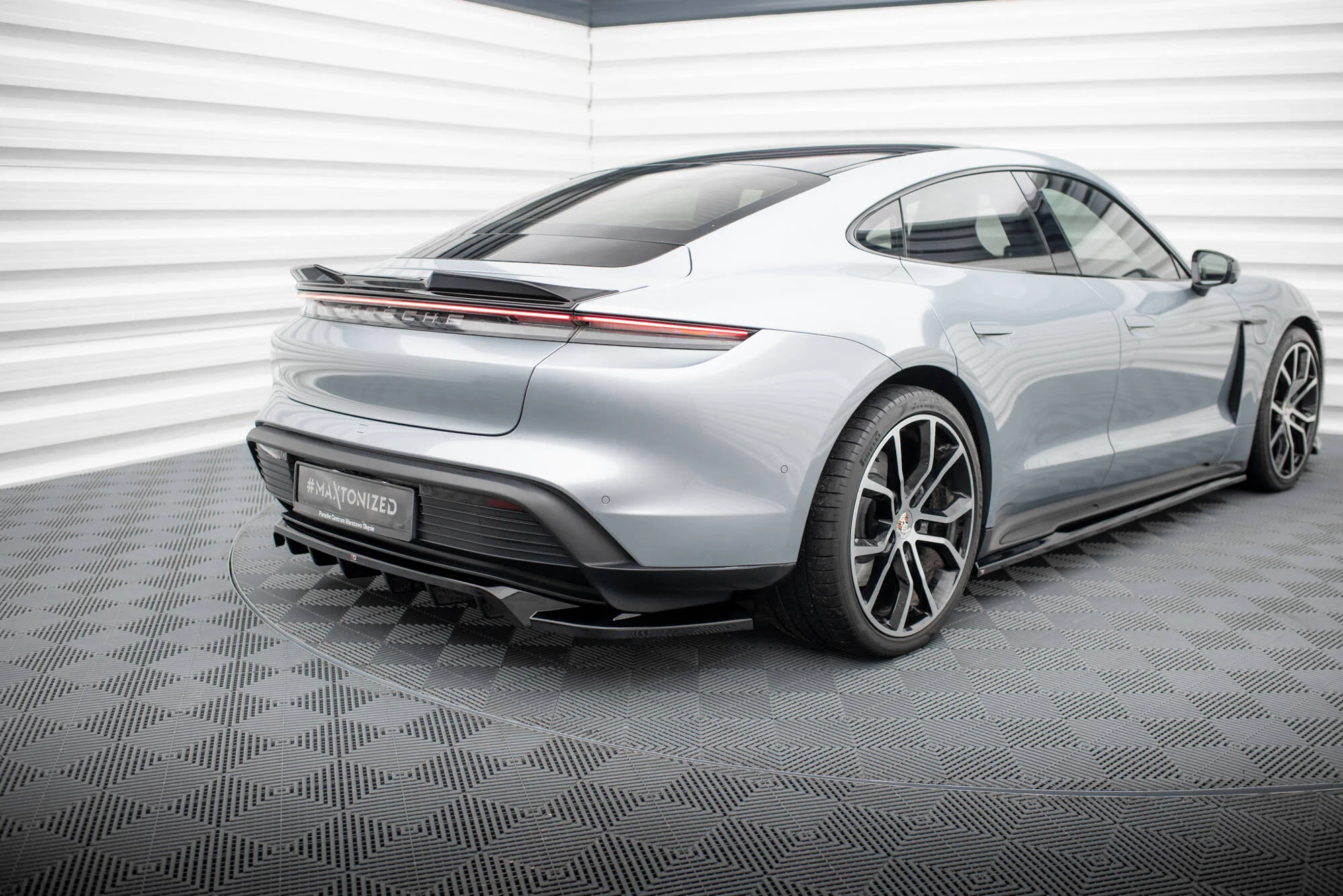 CENTRAL REAR SPLITTER (WITH VERTICAL BARS) PORSCHE TAYCAN / TAYCAN 4 / TAYCAN 4S / TAYCAN GTS MK1 - Image 3