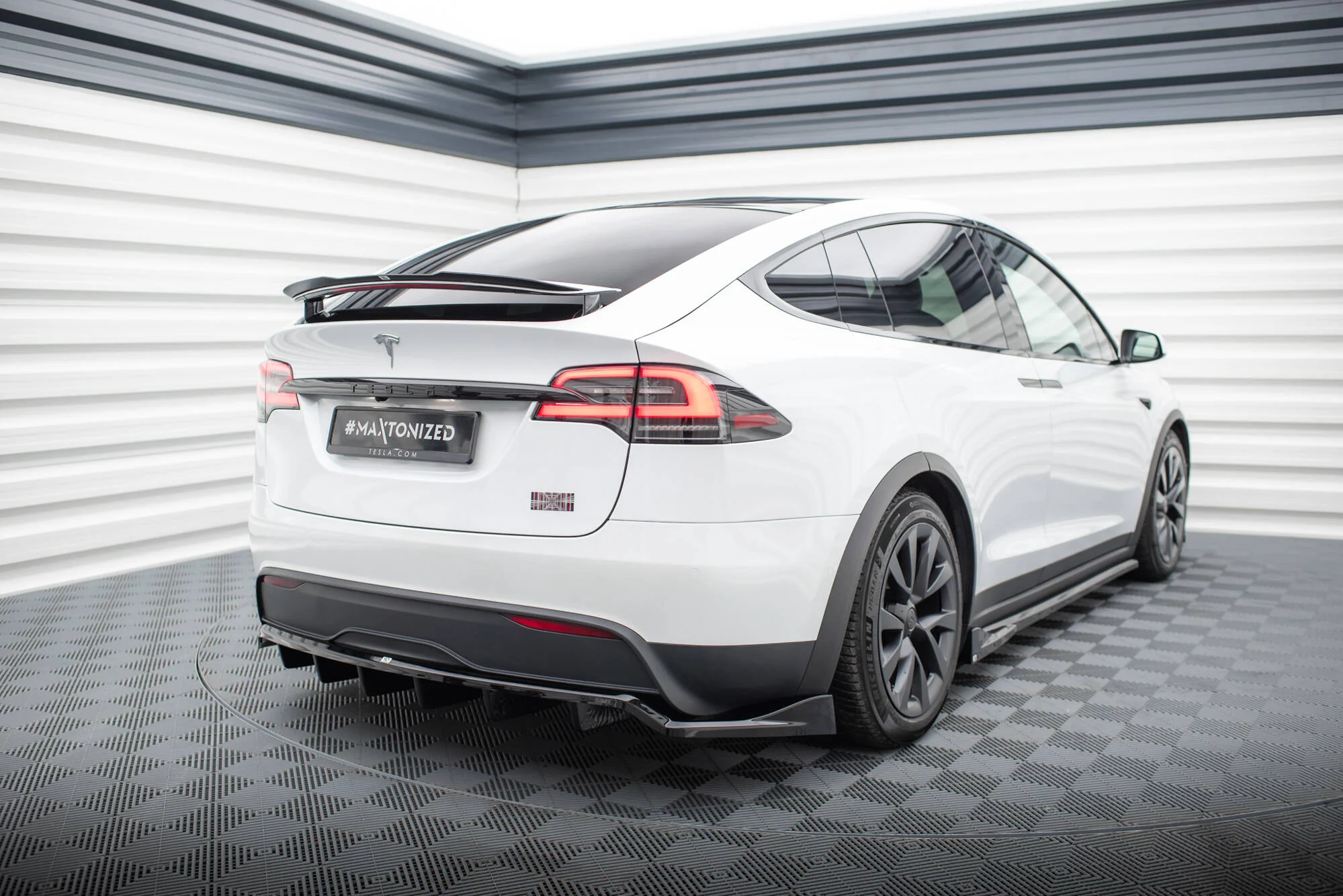 CENTRAL REAR SPLITTER (WITH VERTICAL BARS) TESLA MODEL X MK1 FACELIFT - Image 2
