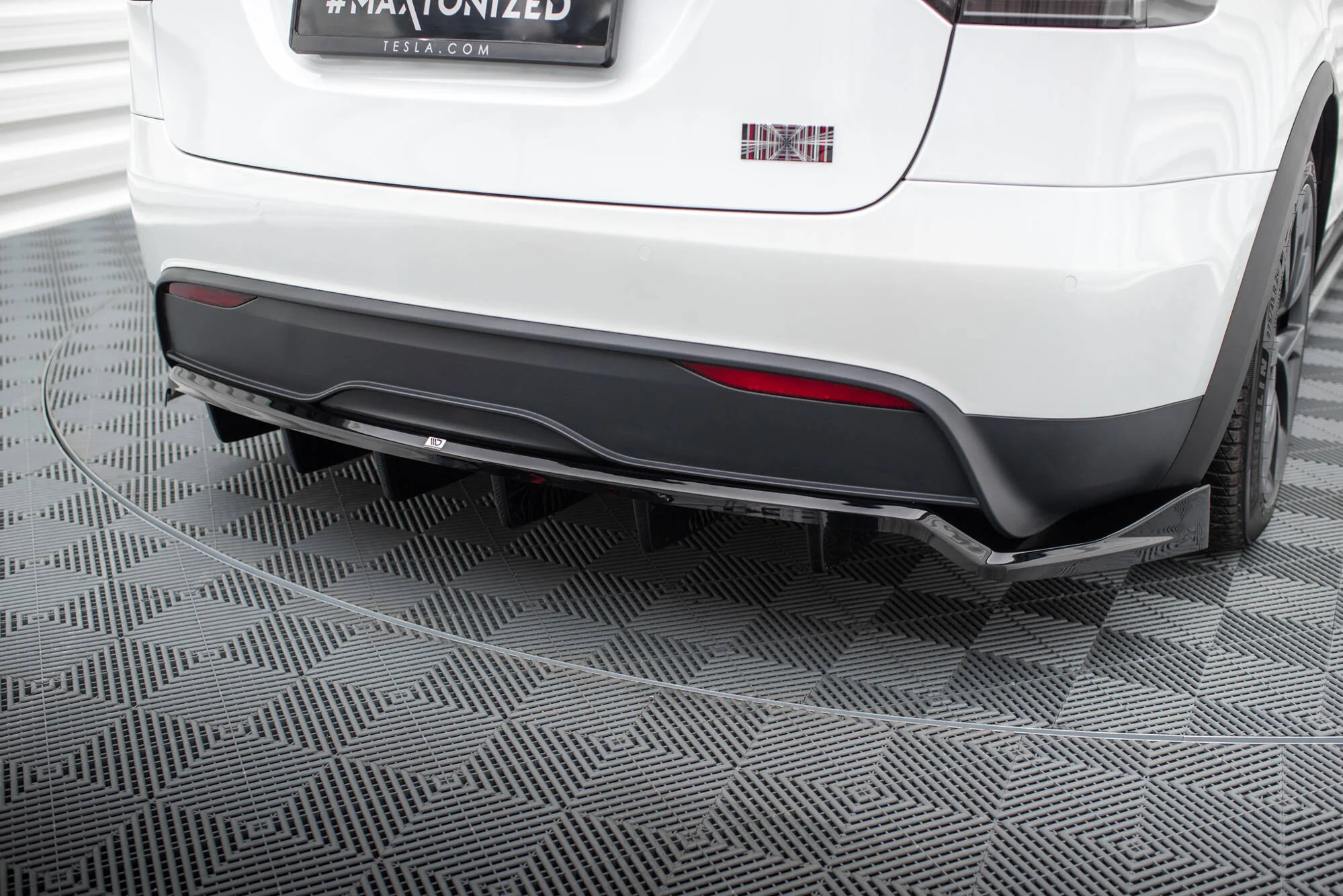 CENTRAL REAR SPLITTER (WITH VERTICAL BARS) TESLA MODEL X MK1 FACELIFT - Image 4