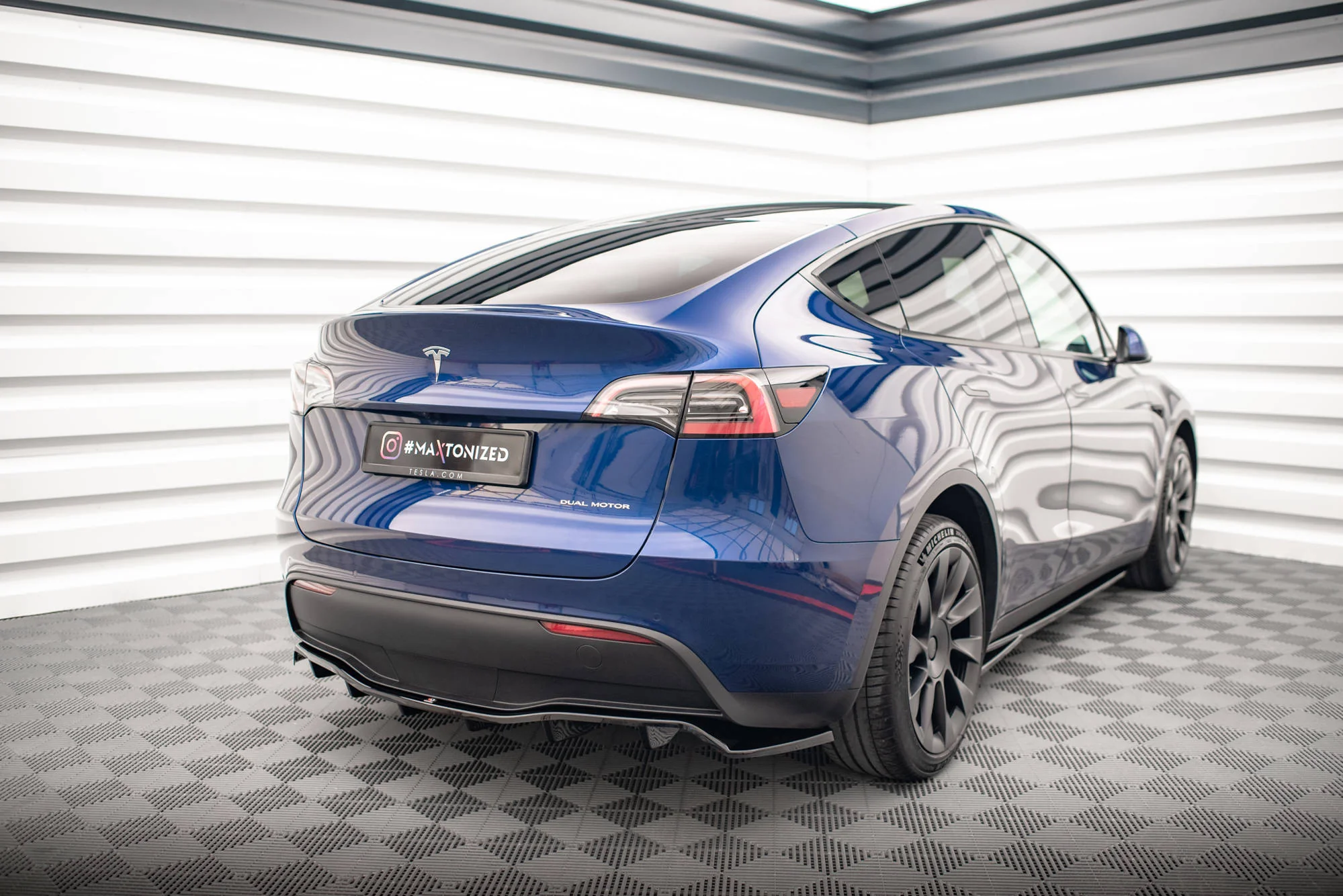 CENTRAL REAR SPLITTER (WITH VERTICAL BARS) TESLA MODEL Y - Image 6