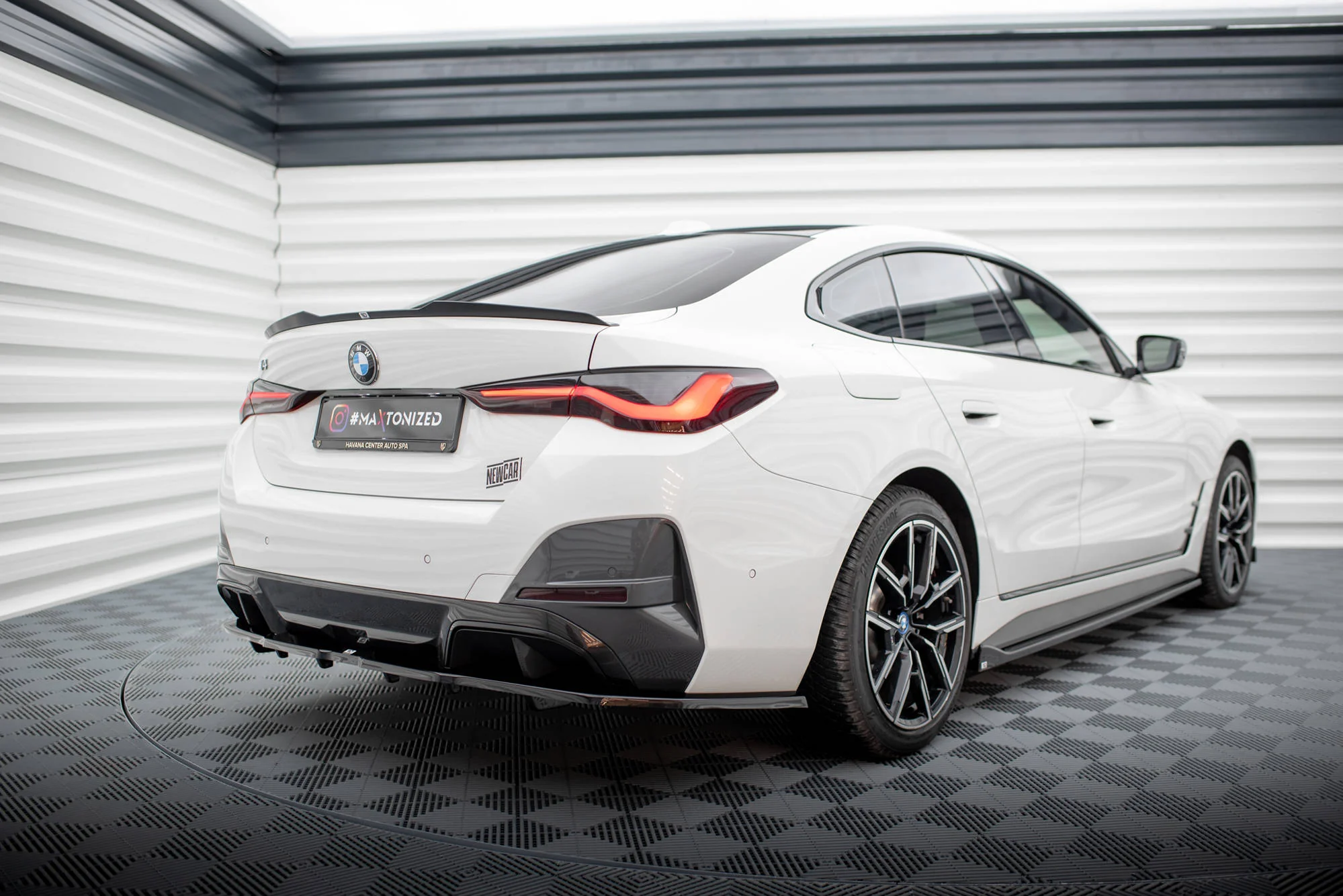 CENTRAL REAR SPLITTER (WITH VERTICAL BARS) V.1 BMW I4 M-PACK G26 - Image 2