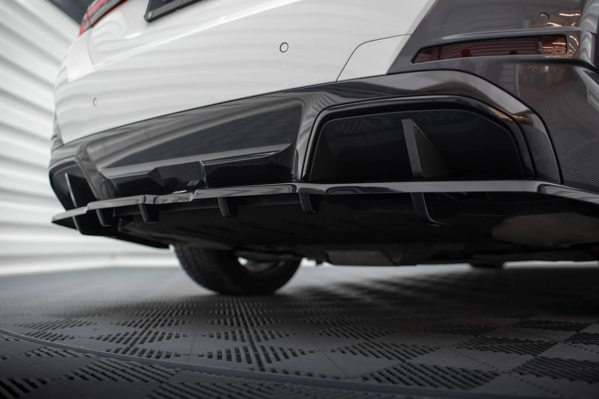 CENTRAL REAR SPLITTER (WITH VERTICAL BARS) V.1 BMW I4 M-PACK G26 - Image 3