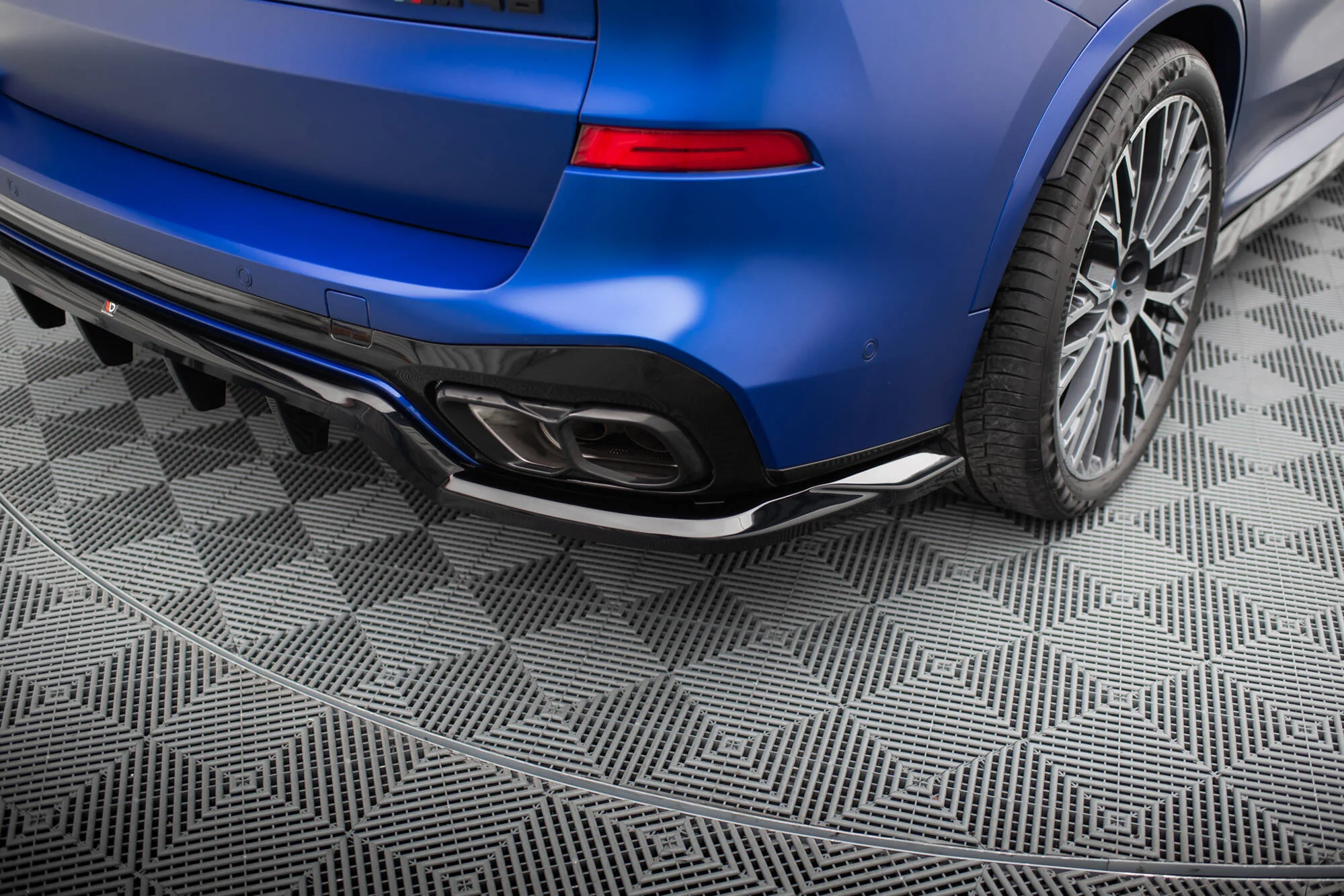 CENTRAL REAR SPLITTER (WITH VERTICAL BARS) V.1 BMW X5 M-PACK G05 FACELIFT - Image 4