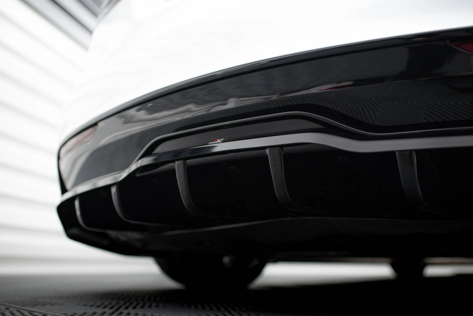 CENTRAL REAR SPLITTER (WITH VERTICAL BARS) V.1 TESLA MODEL S PLAID MK1 FACELIFT - Image 5