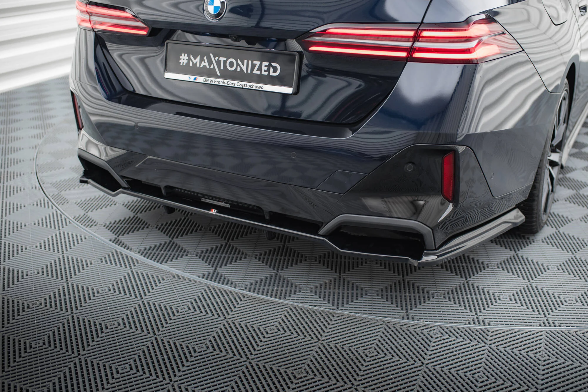CENTRAL REAR SPLITTER (WITH VERTICAL BARS) V.2 BMW 5 M-PACK G60 - Image 3