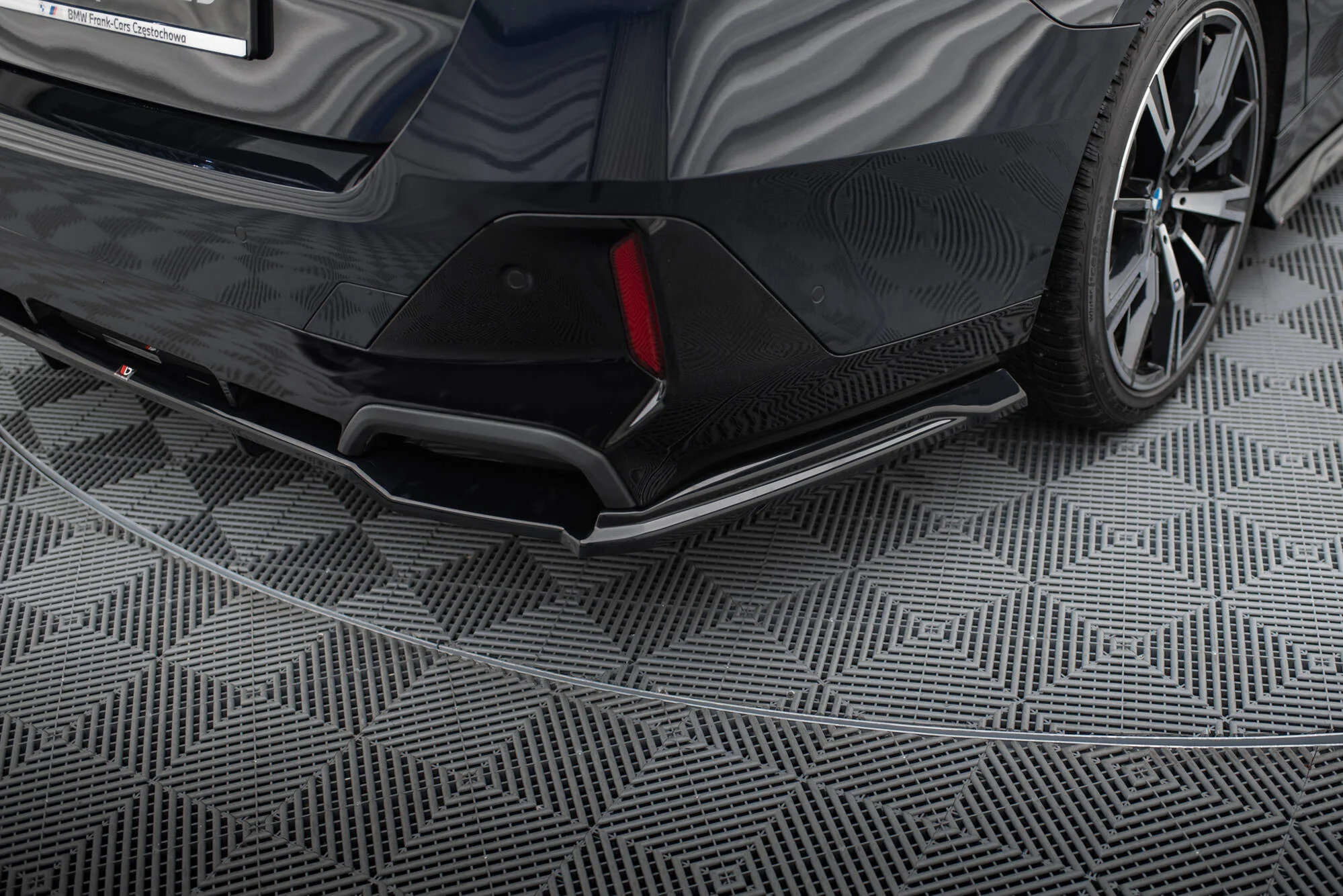 CENTRAL REAR SPLITTER (WITH VERTICAL BARS) V.2 BMW 5 M-PACK G60 - Image 4