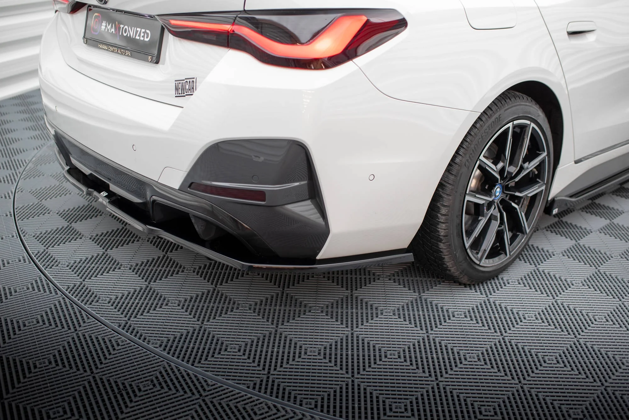 CENTRAL REAR SPLITTER (WITH VERTICAL BARS) V.2 BMW I4 M-PACK G26 - Image 5