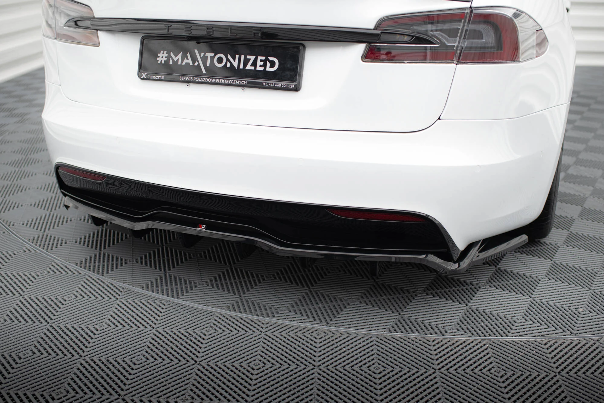 CENTRAL REAR SPLITTER (WITH VERTICAL BARS) V.2 TESLA MODEL S PLAID MK1 FACELIFT - Image 3