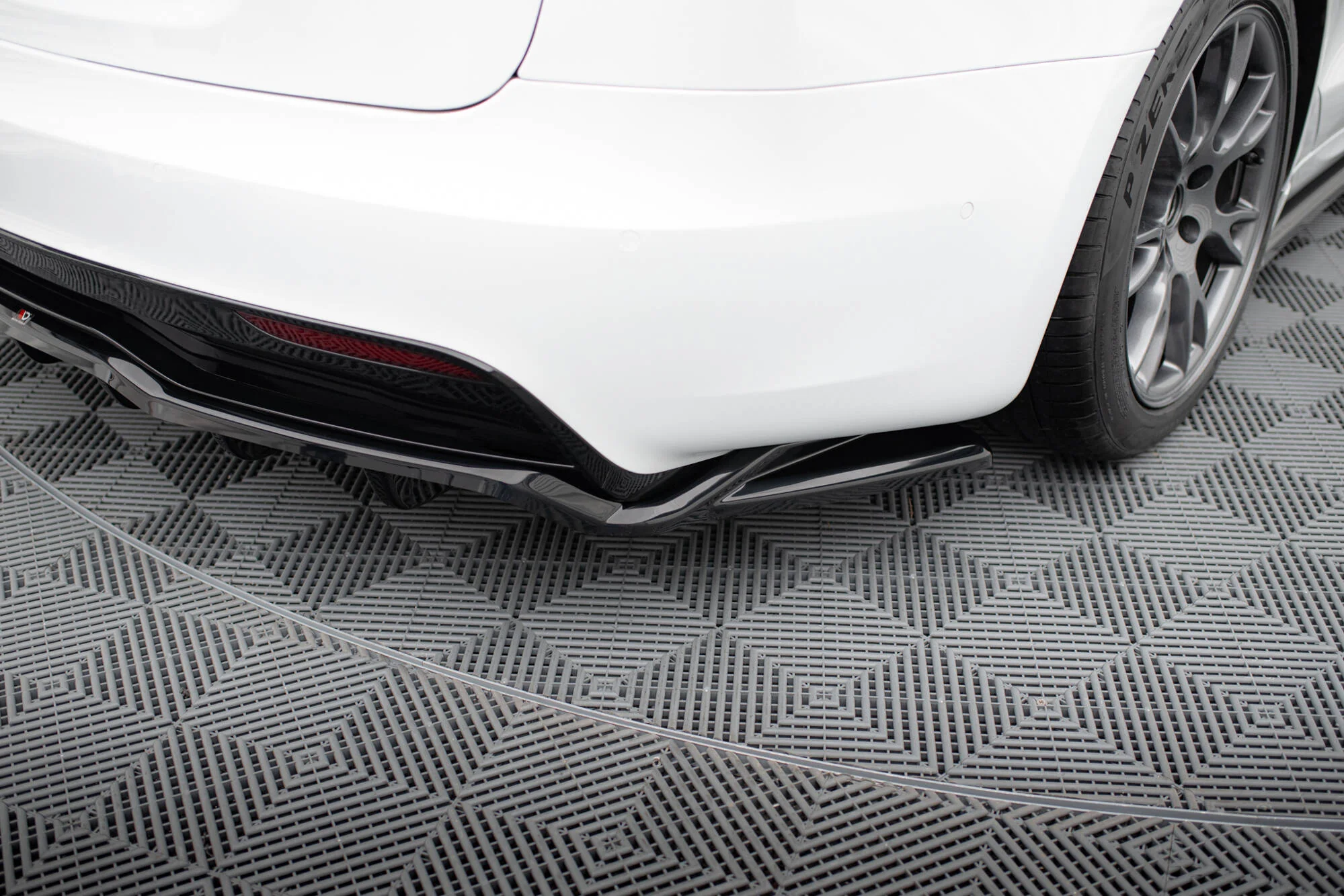 CENTRAL REAR SPLITTER (WITH VERTICAL BARS) V.2 TESLA MODEL S PLAID MK1 FACELIFT - Image 4