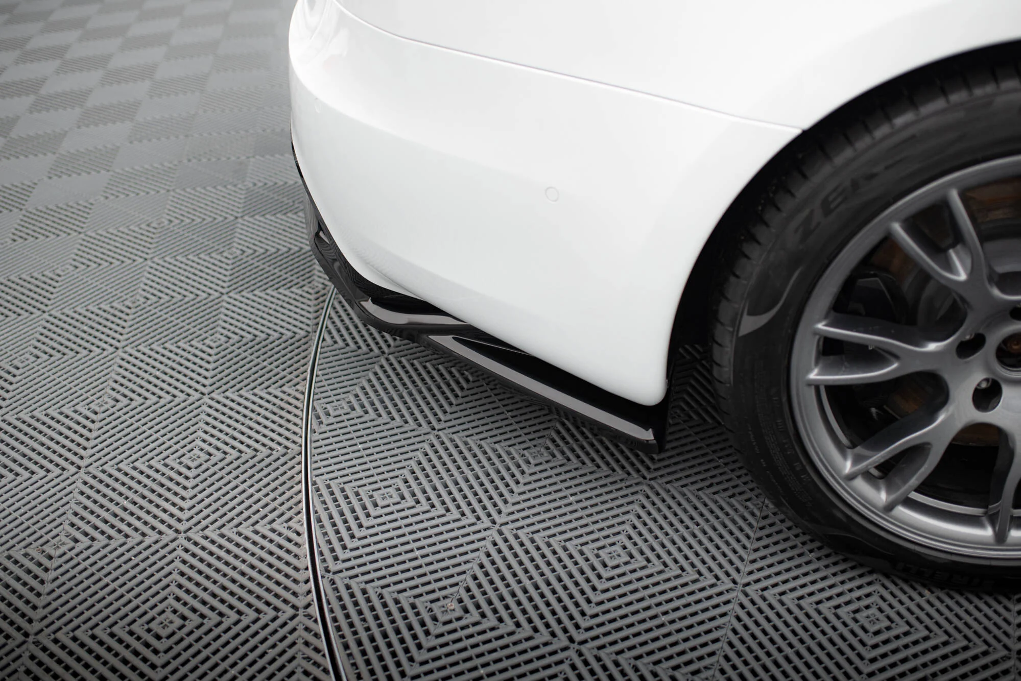 CENTRAL REAR SPLITTER (WITH VERTICAL BARS) V.2 TESLA MODEL S PLAID MK1 FACELIFT - Image 7