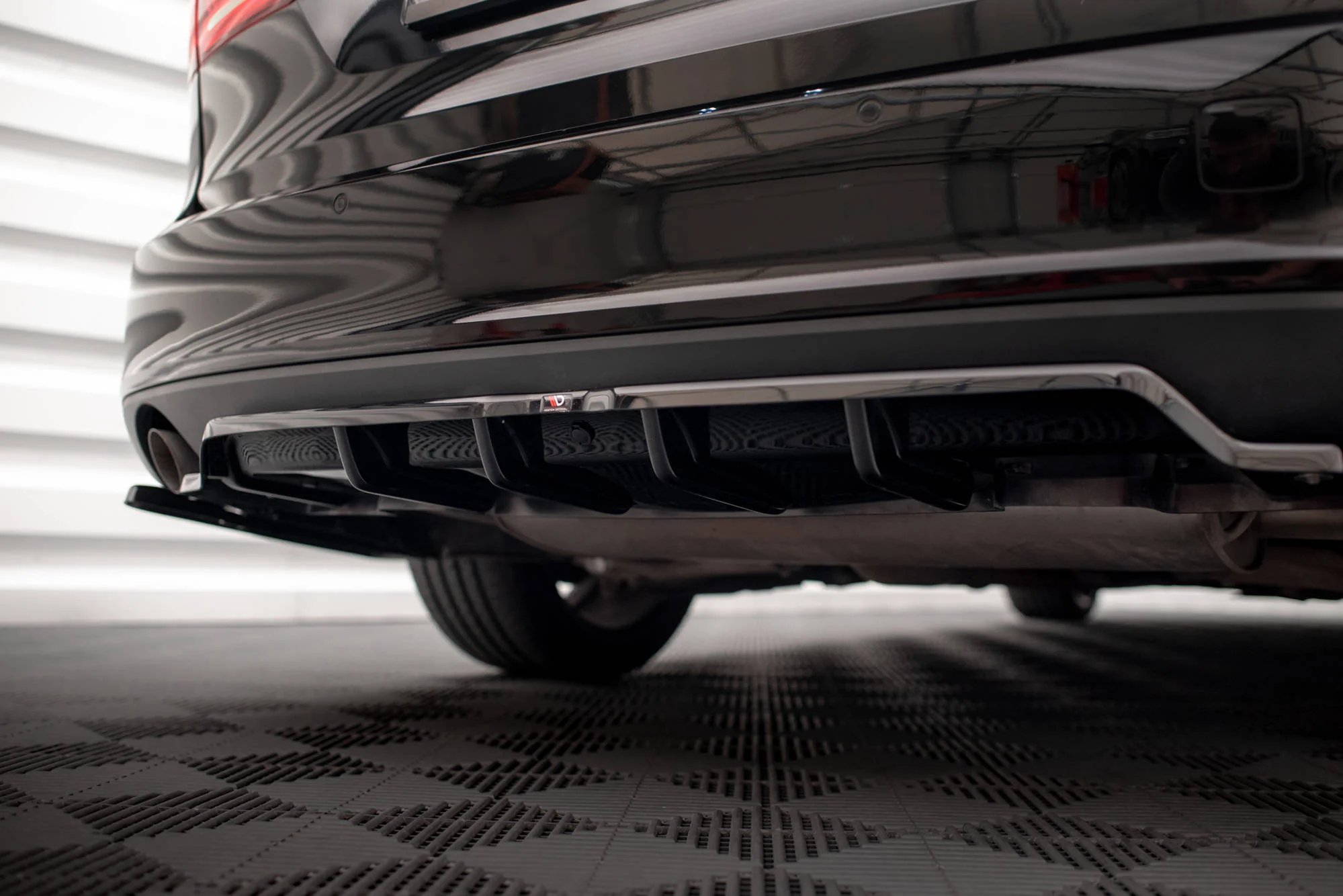 CENTRAL REAR SPLITTER (WITH VERTICAL BARS) V.2 VOLVO V90 MK2 - Image 2