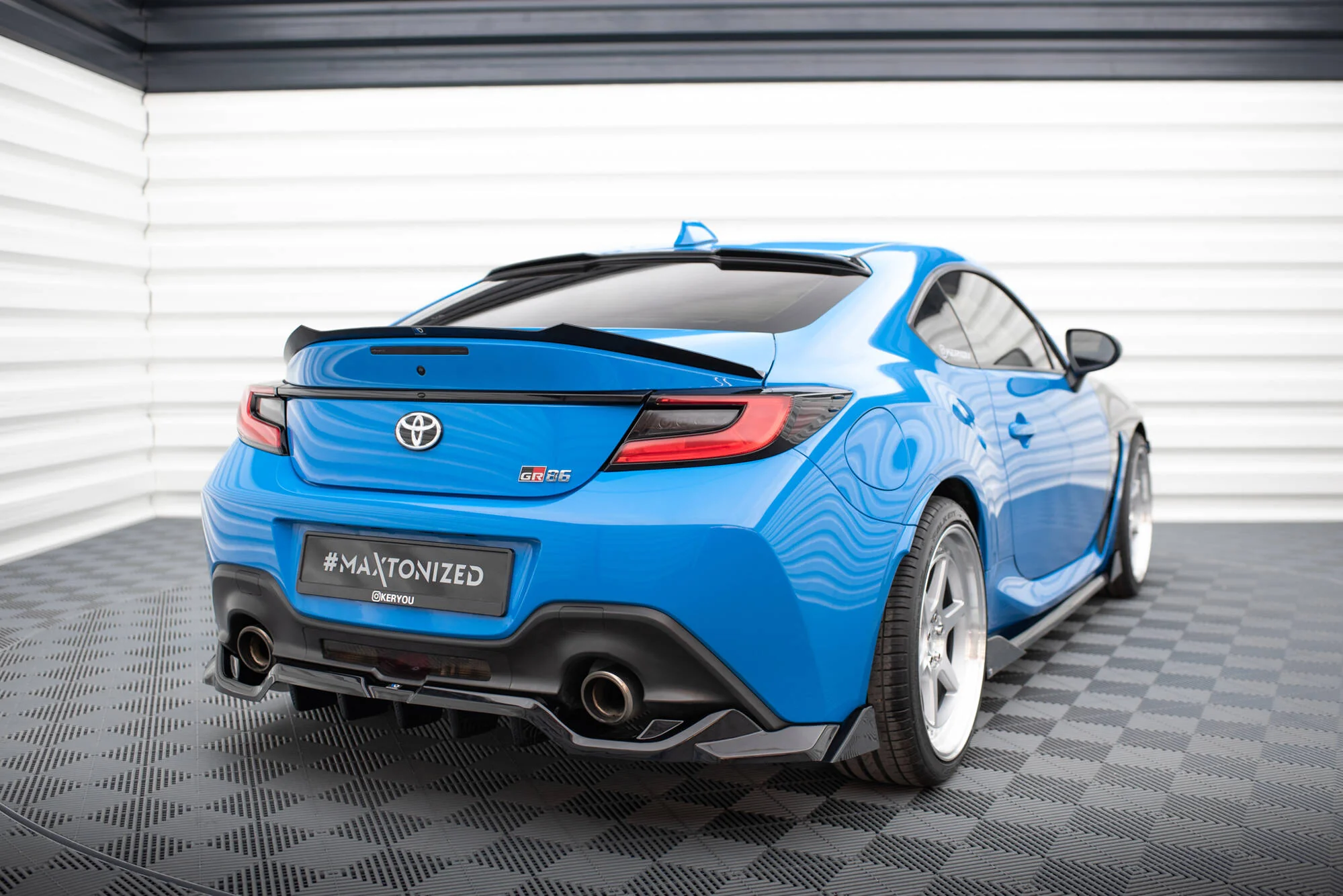 CENTRAL REAR SPLITTER (WITH VERTICAL BARS) V.3 TOYOTA GR86 MK1 / BRZ MK2 - Image 2