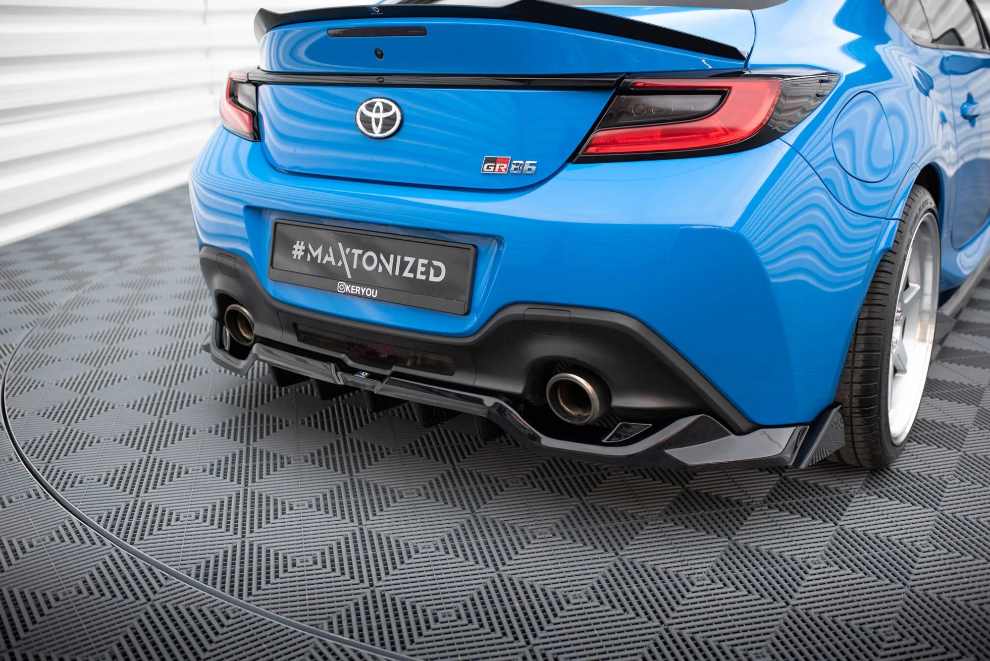 CENTRAL REAR SPLITTER (WITH VERTICAL BARS) V.3 TOYOTA GR86 MK1 / BRZ MK2 - Image 3