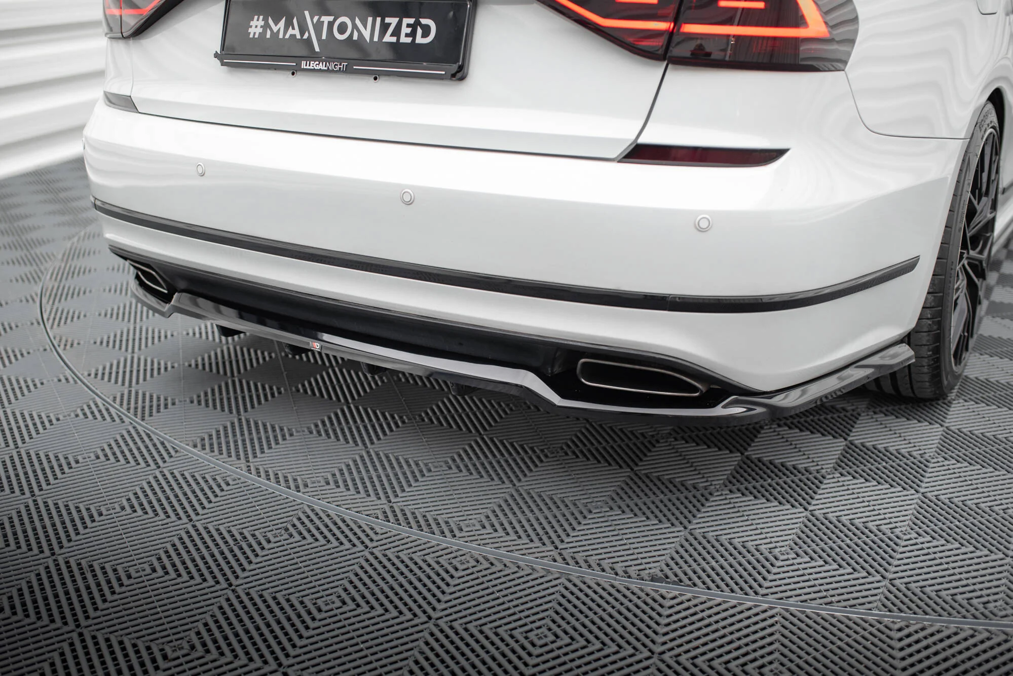 CENTRAL REAR SPLITTER (WITH VERTICAL BARS) VOLKSWAGEN PASSAT GT B8 FACELIFT USA - Image 3