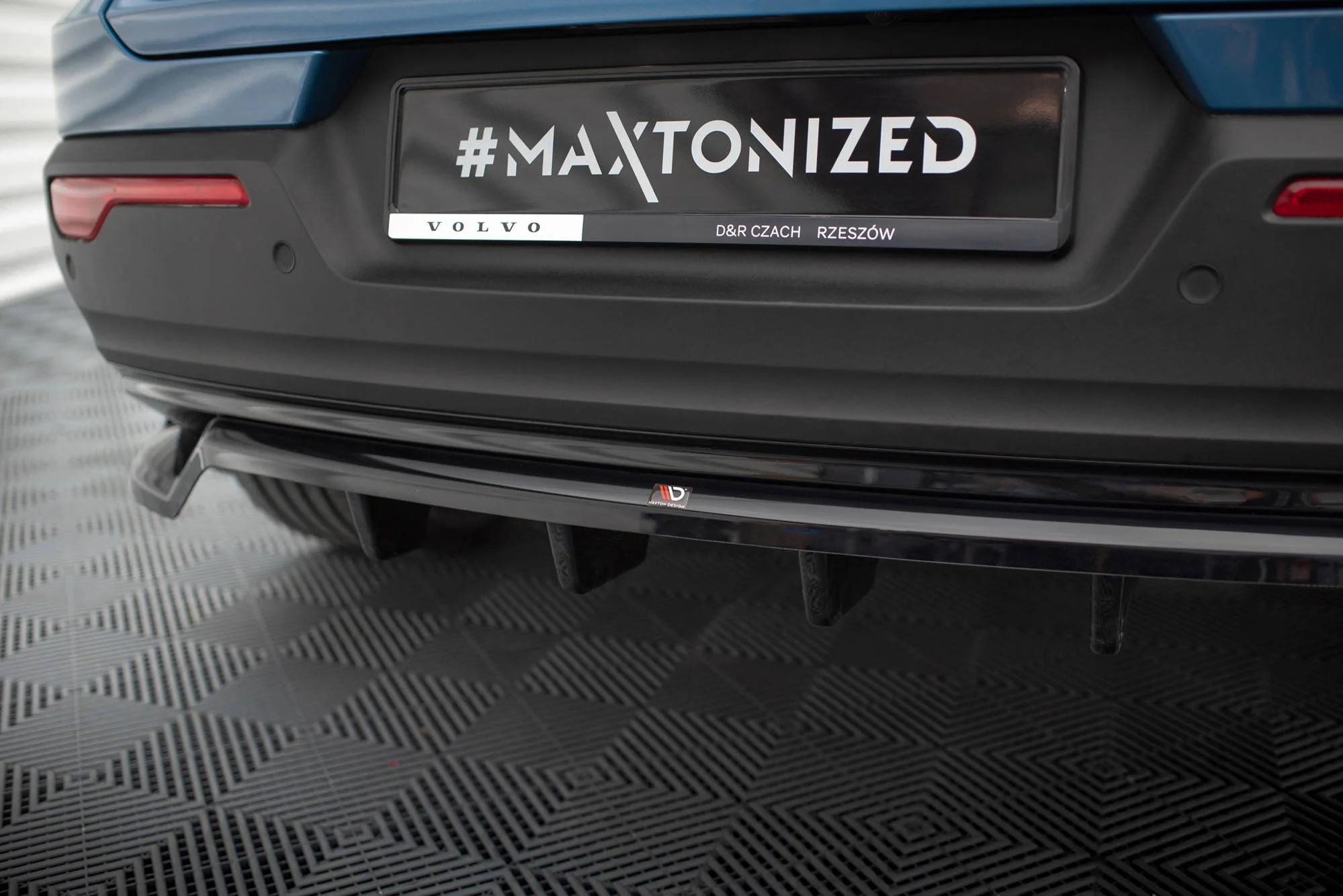CENTRAL REAR SPLITTER (WITH VERTICAL BARS) VOLVO C40 MK1 - Image 4