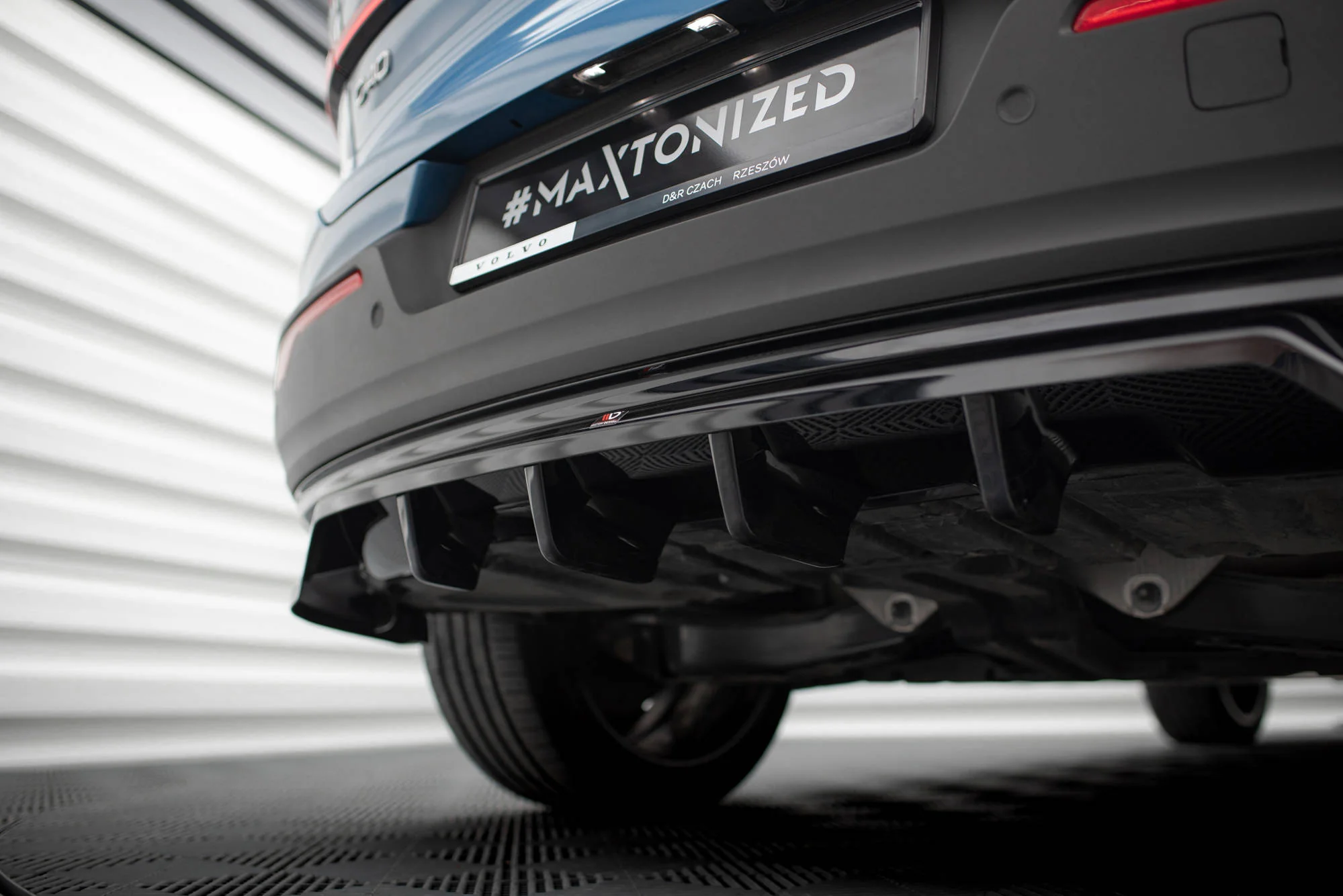 CENTRAL REAR SPLITTER (WITH VERTICAL BARS) VOLVO C40 MK1 - Image 5