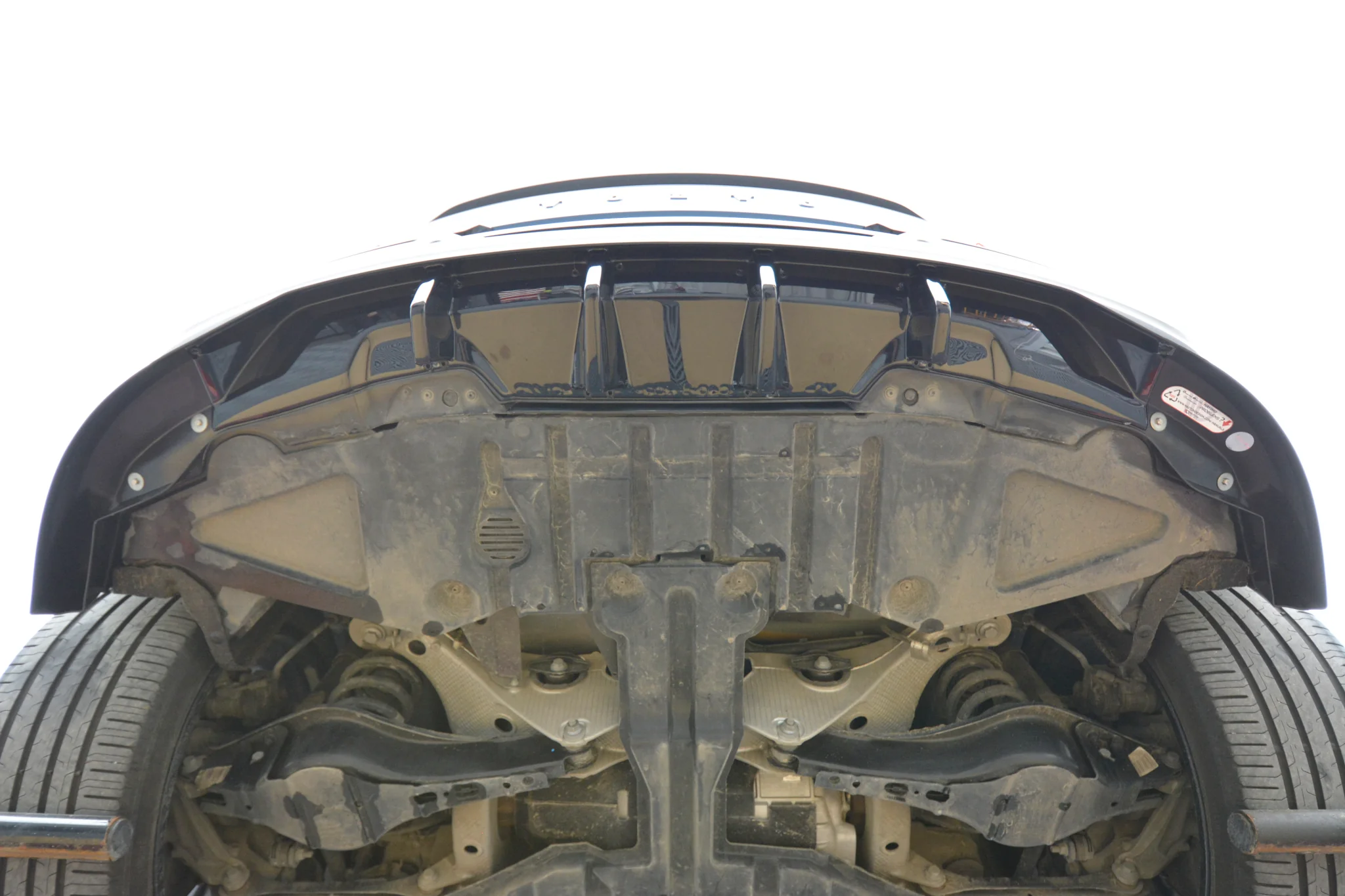 CENTRAL REAR SPLITTER (WITH VERTICAL BARS) VOLVO C40 MK1 - Image 6
