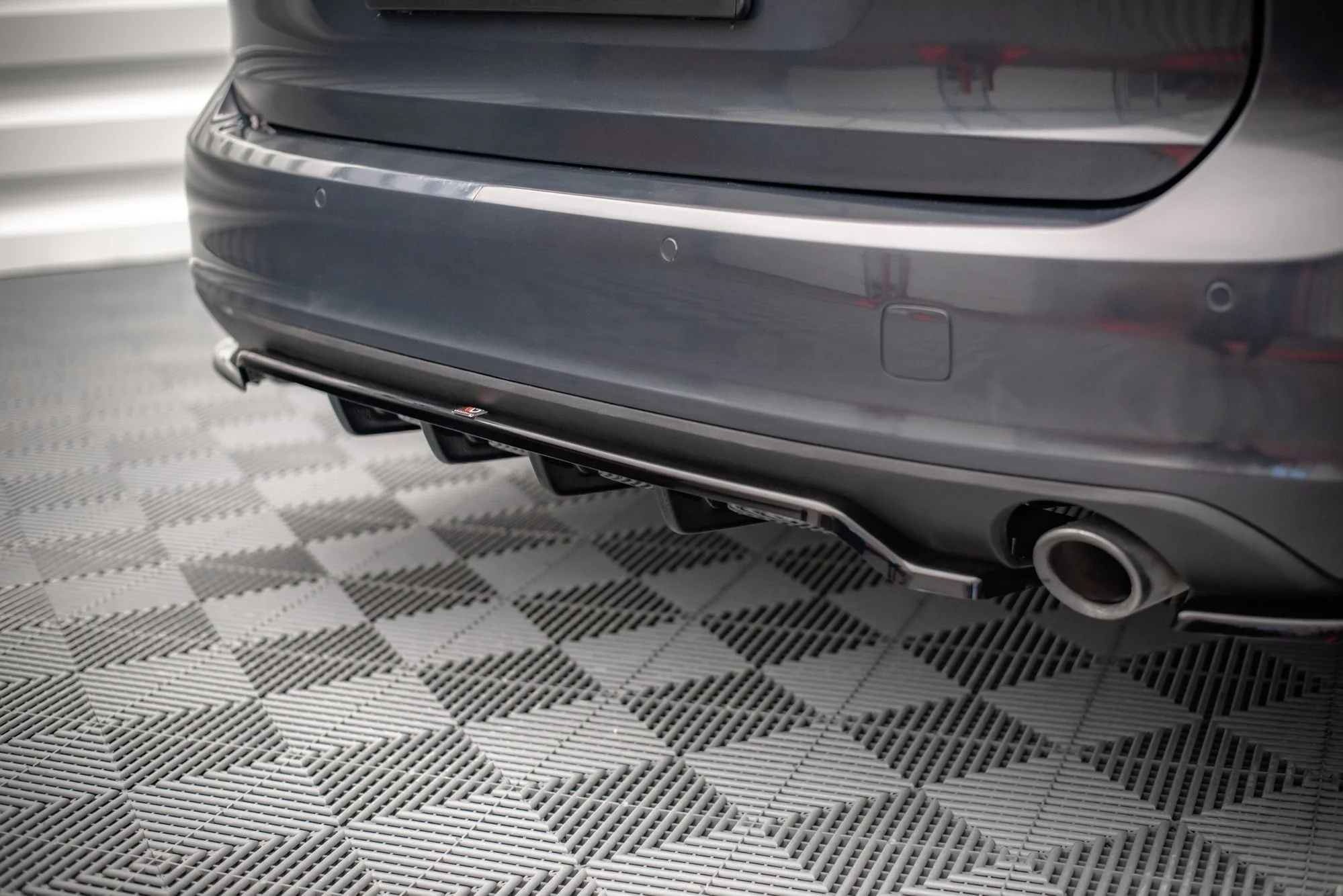 CENTRAL REAR SPLITTER (WITH VERTICAL BARS) VOLVO V90 MK2 - Image 2