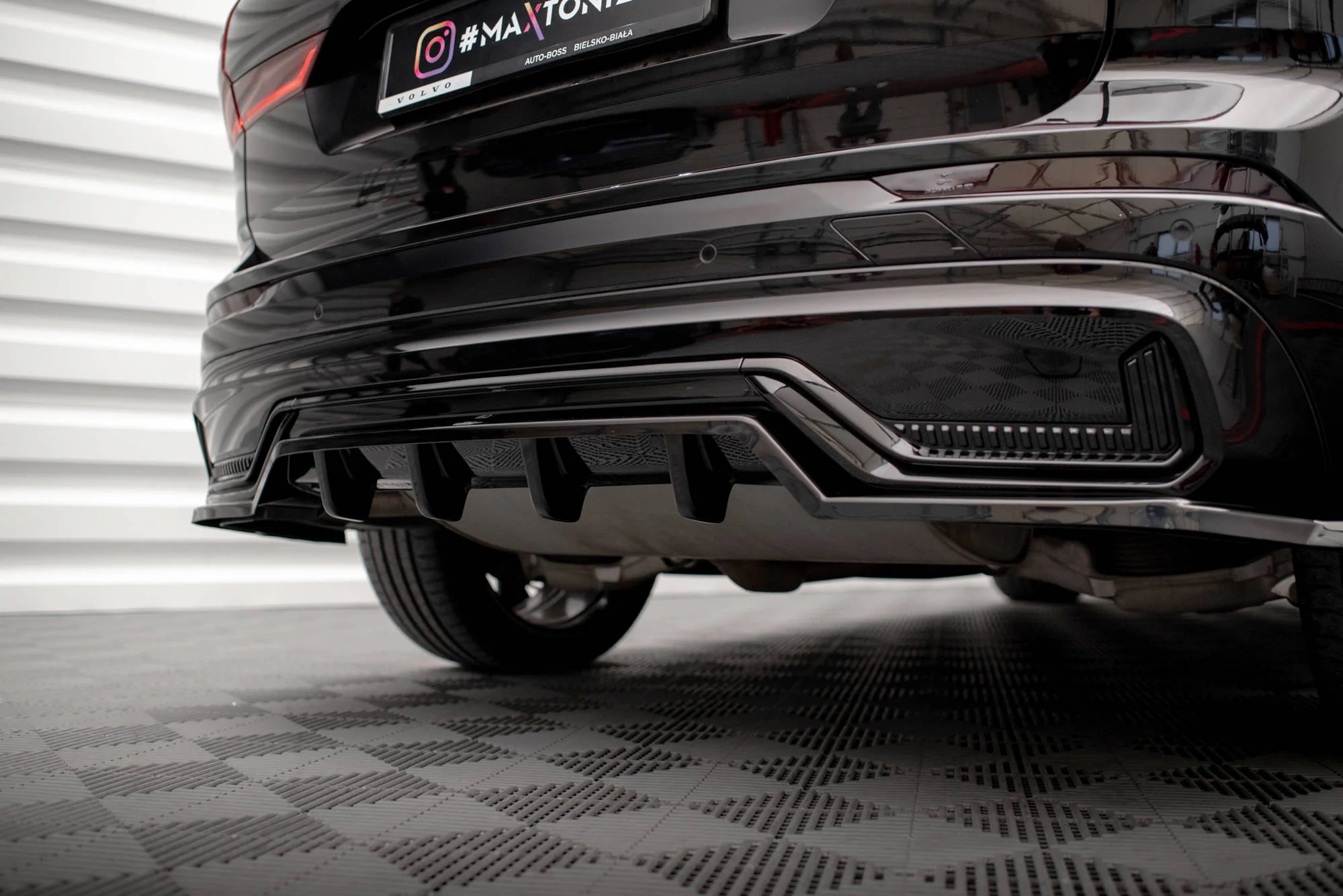 CENTRAL REAR SPLITTER (WITH VERTICAL BARS) VOLVO XC60 R-DESIGN MK2 FACELIFT - Image 2