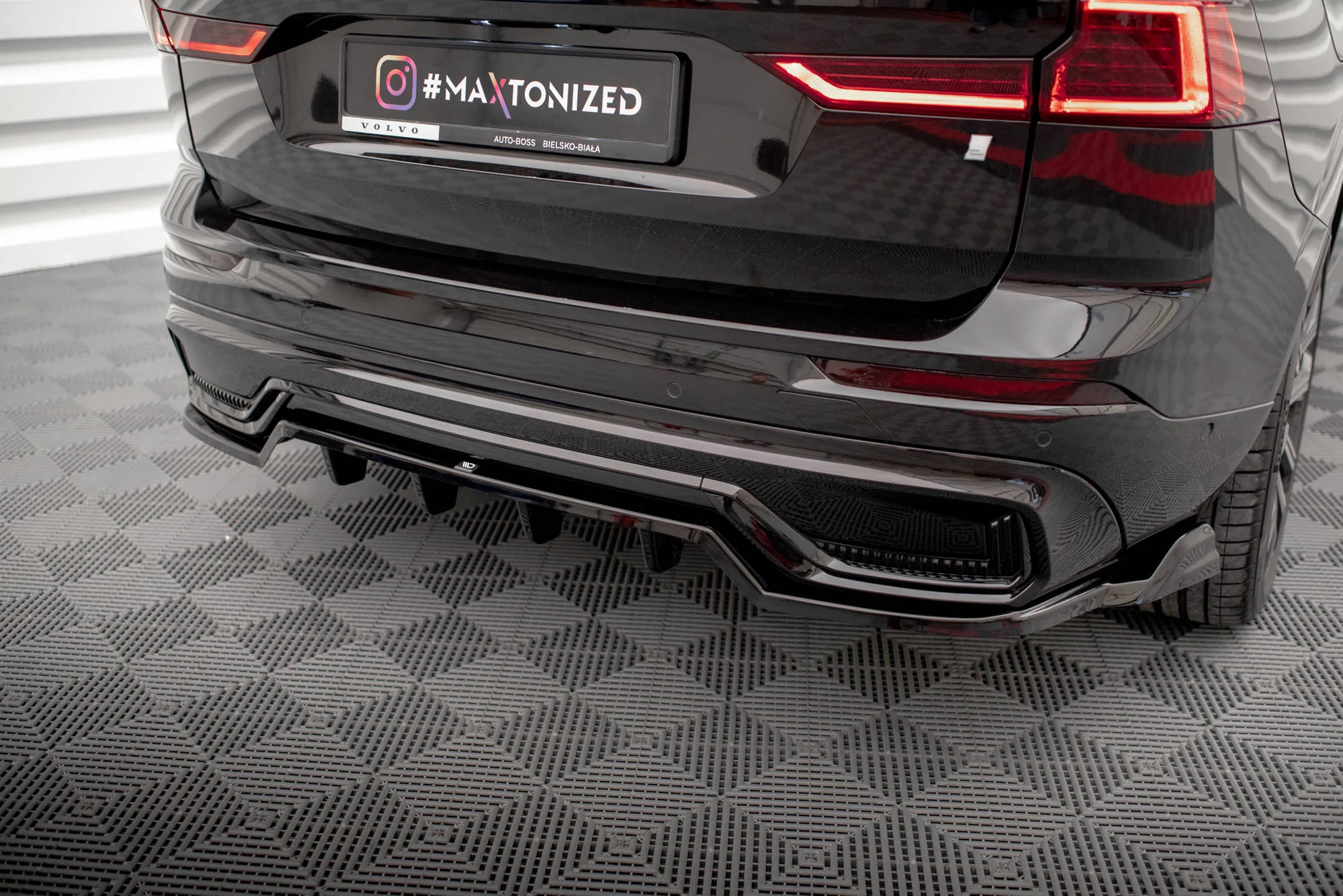 CENTRAL REAR SPLITTER (WITH VERTICAL BARS) VOLVO XC60 R-DESIGN MK2 FACELIFT - Image 4