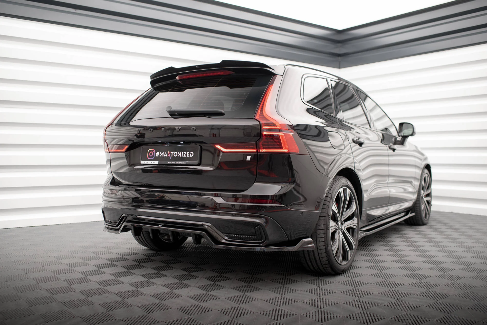 CENTRAL REAR SPLITTER (WITH VERTICAL BARS) VOLVO XC60 R-DESIGN MK2 FACELIFT - Image 5