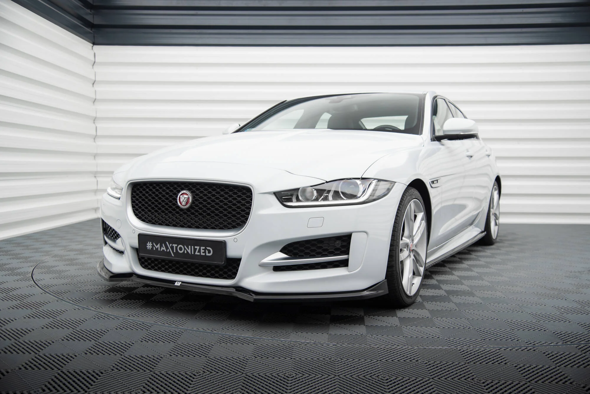 FRONT SPLITTER V.1 JAGUAR XE R-SPORT X760 - Image 2
