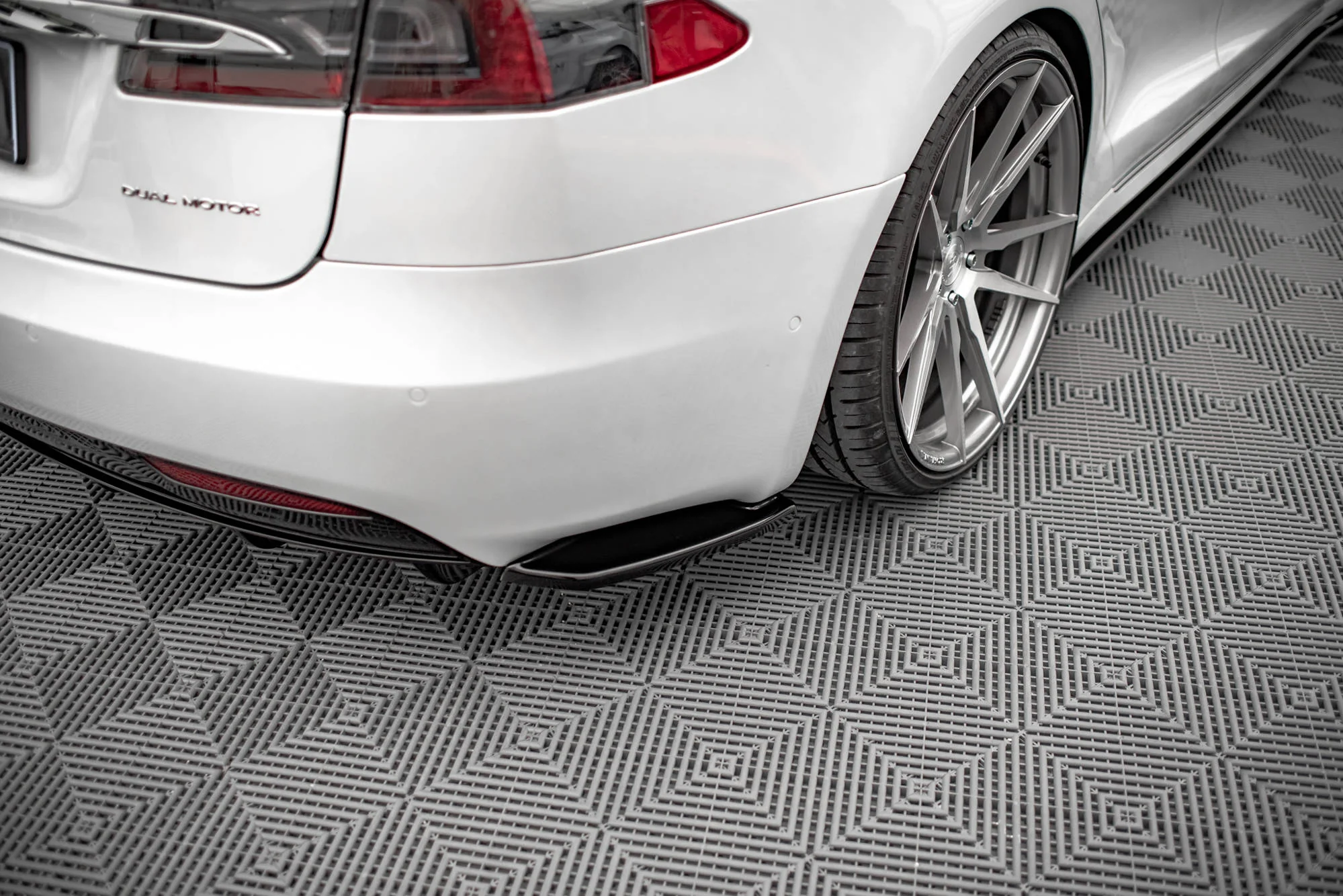 REAR SIDE SPLITTERS TESLA MODEL S FACELIFT - Image 3