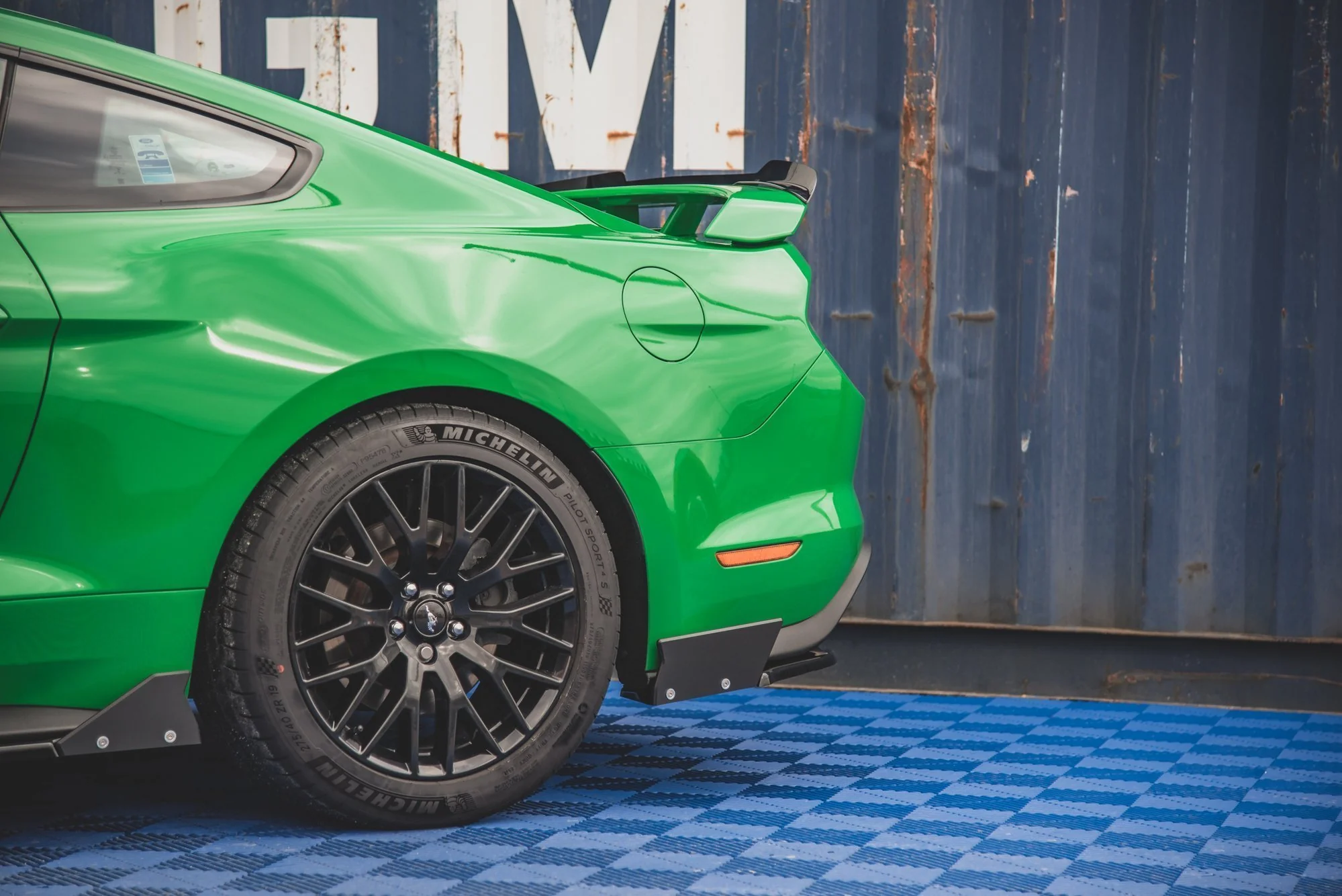 REAR SIDE SPLITTERS V.1 + FLAPS FORD MUSTANG GT MK6 FACELIFT - Image 2