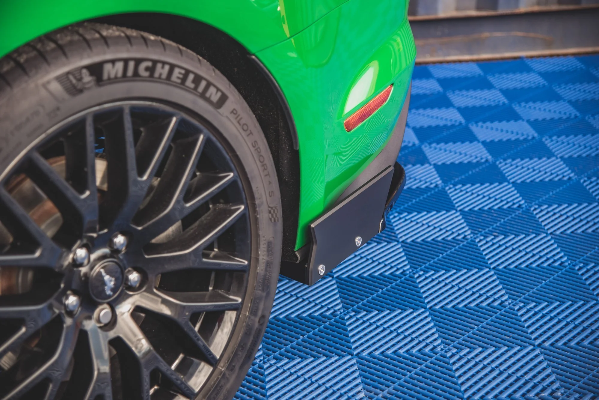 REAR SIDE SPLITTERS V.1 + FLAPS FORD MUSTANG GT MK6 FACELIFT - Image 3