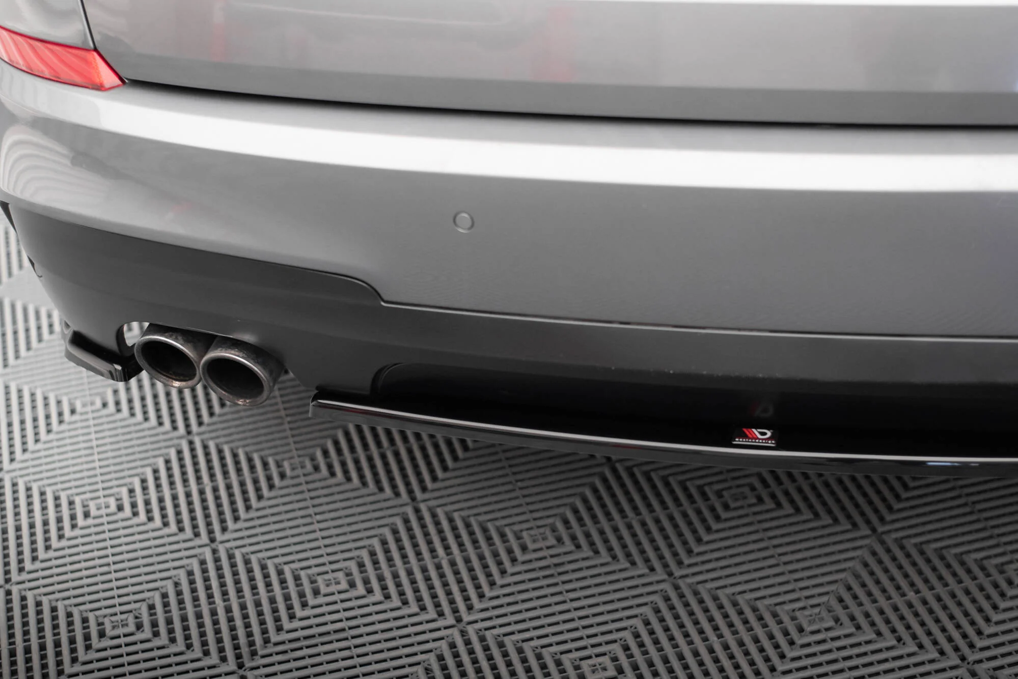 Rear Splitter for BMW 5 GT M-Pack F07 - Image 4